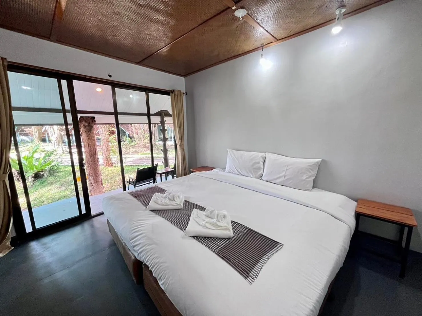 Photo of the whole room, Bed in Long Beach Club Krabi