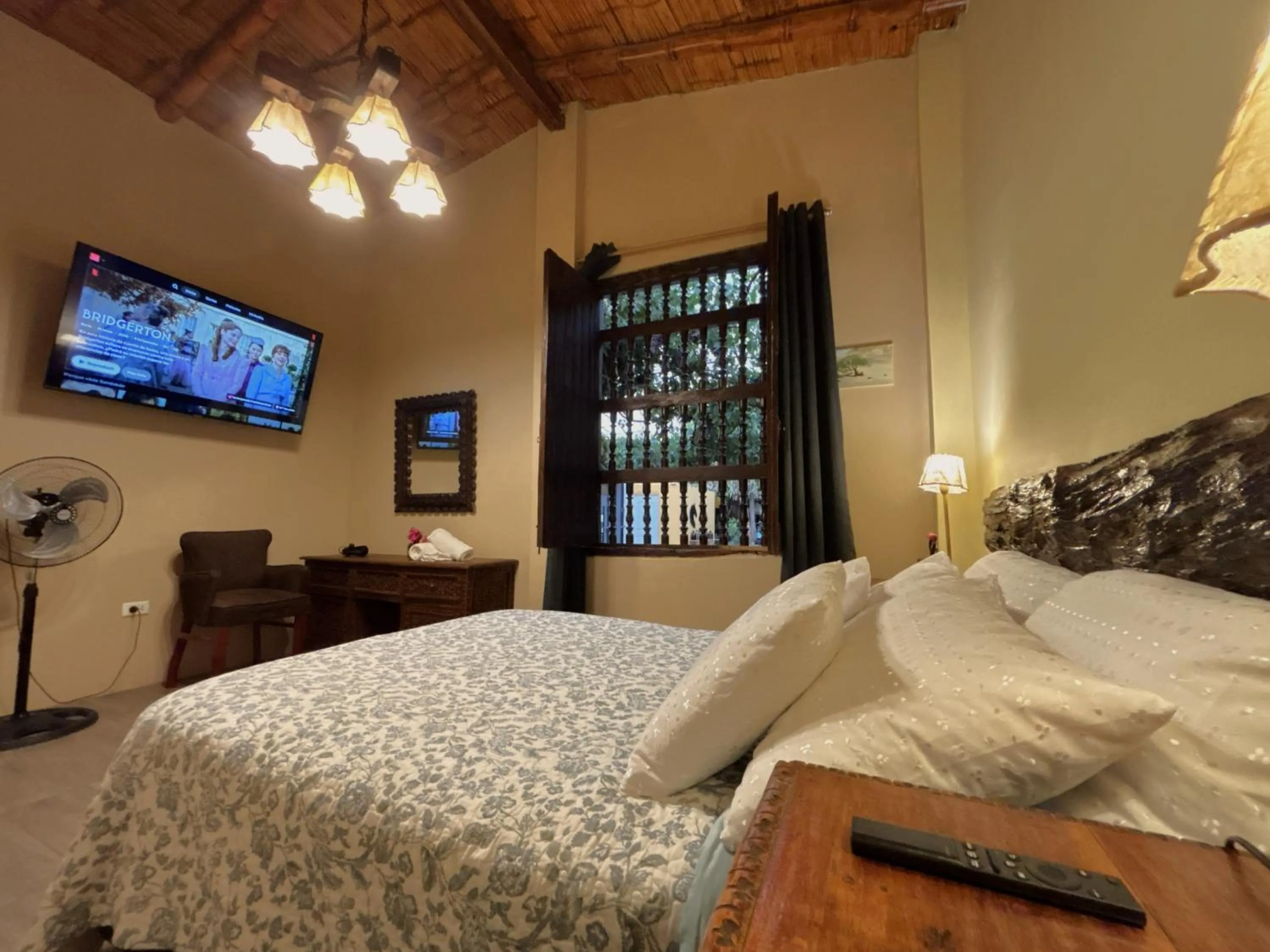 TV and multimedia, Bed in Serenity Lodge