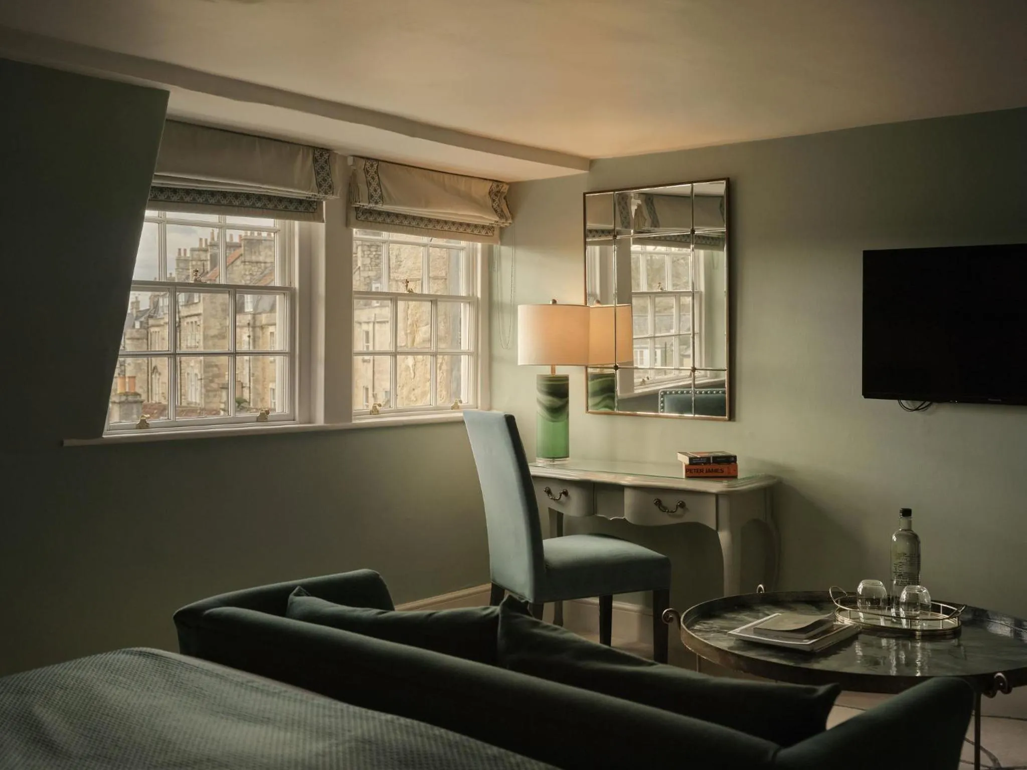 Seating area, Bed in The Queensberry Hotel