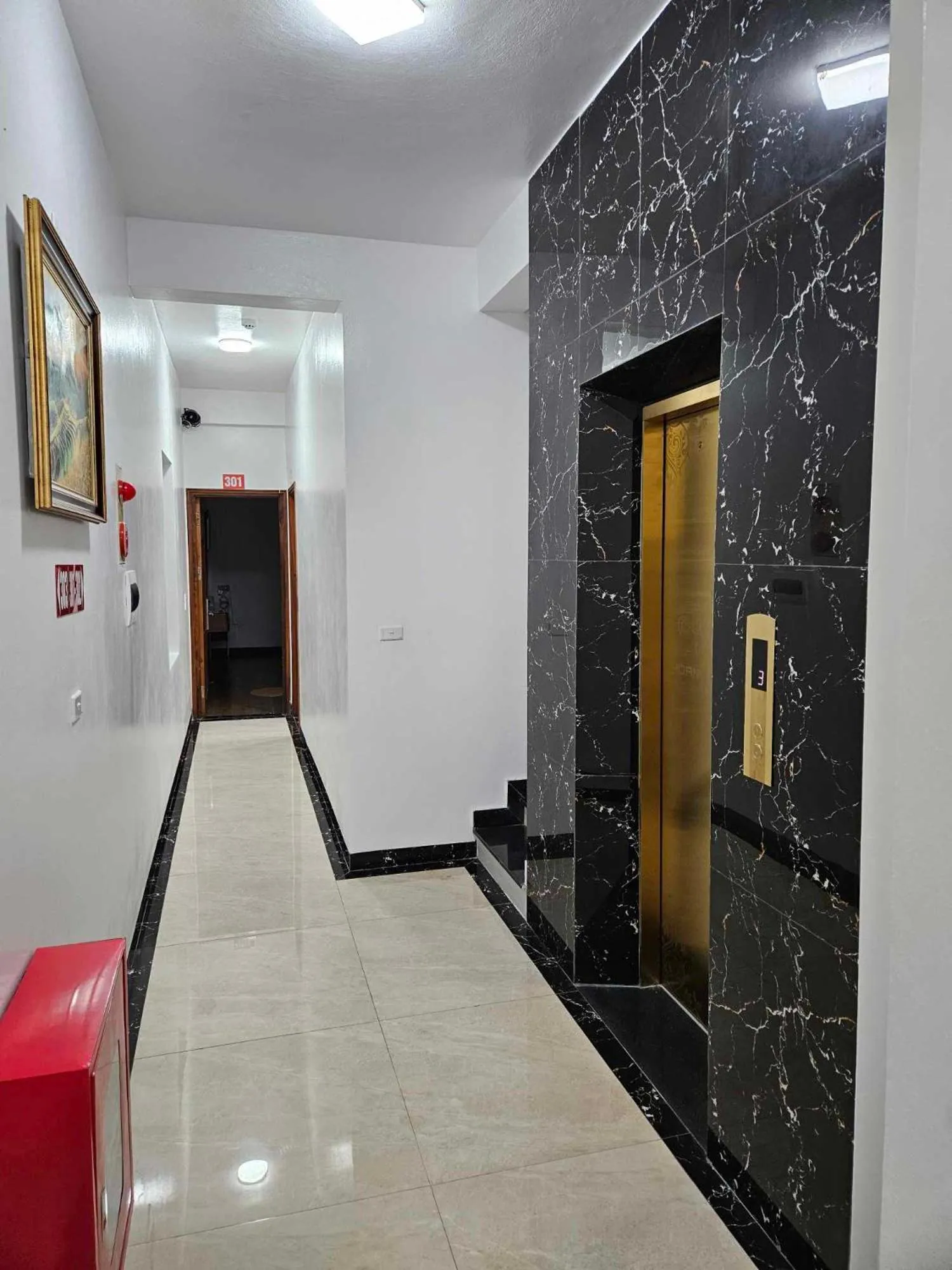 elevator in Hoàng Gia Hotel Royal