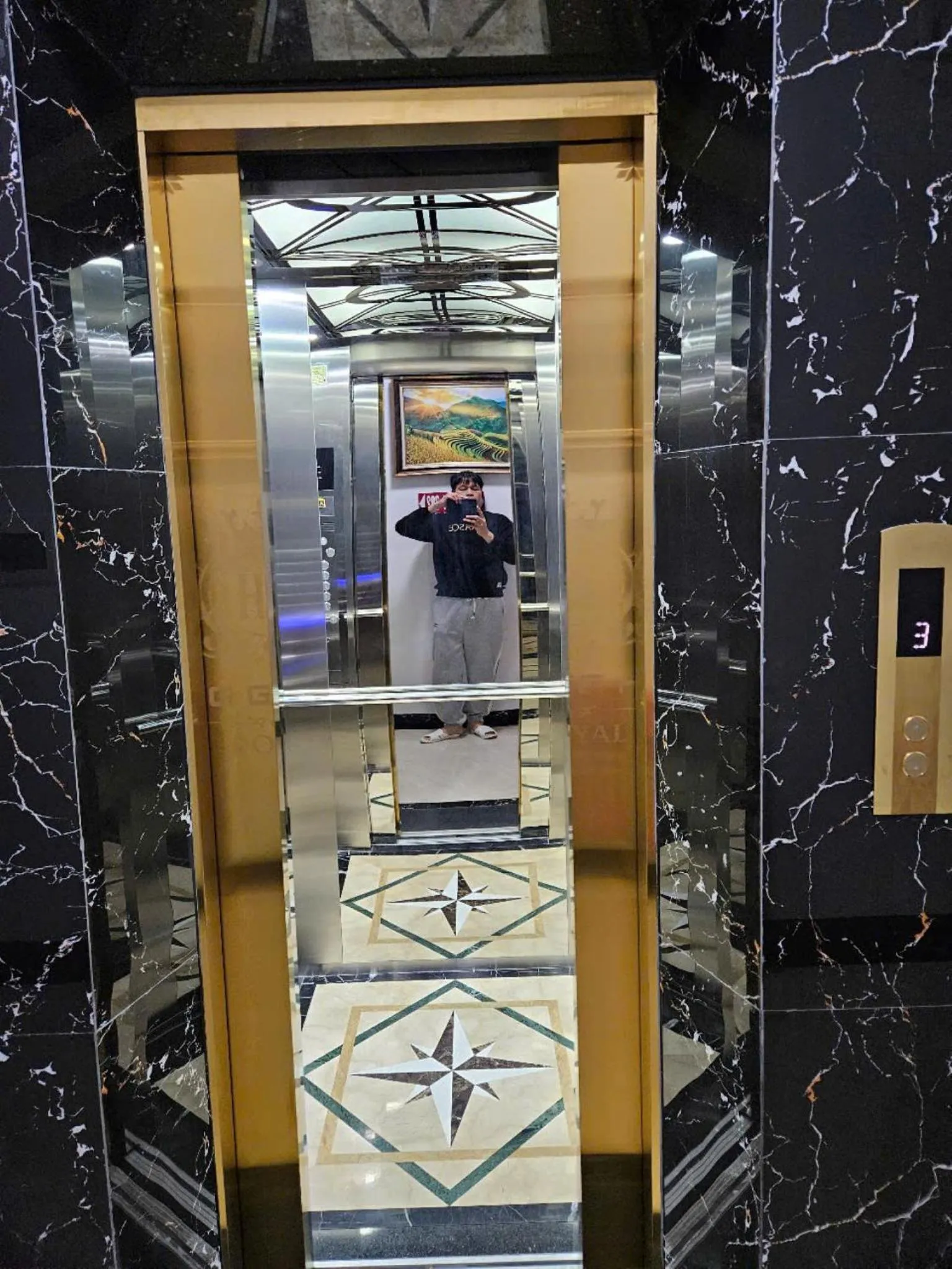 elevator in Hoàng Gia Hotel Royal