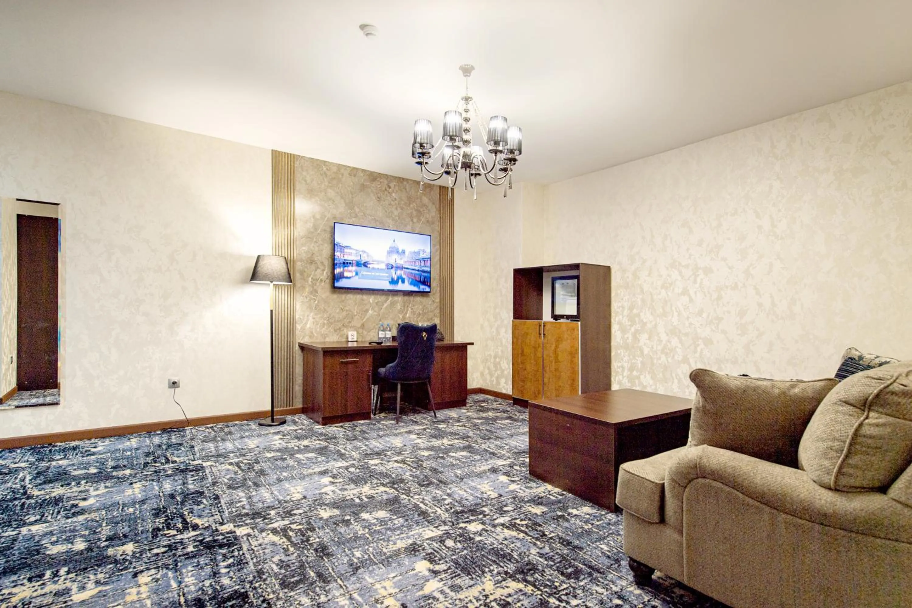 Communal lounge/ TV room, Bed in MirOtel