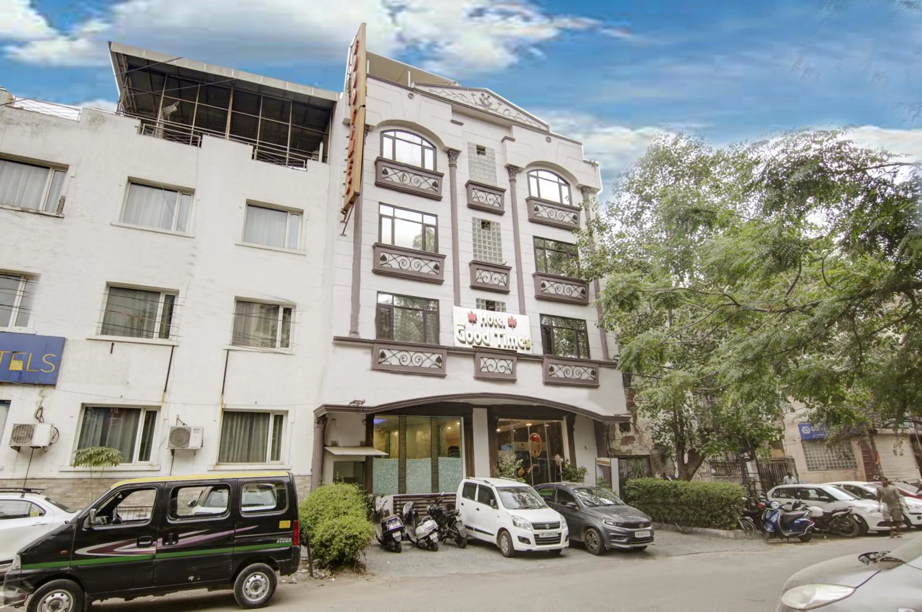 Property building in Hotel Good Times - 3 Minutes from Metro
