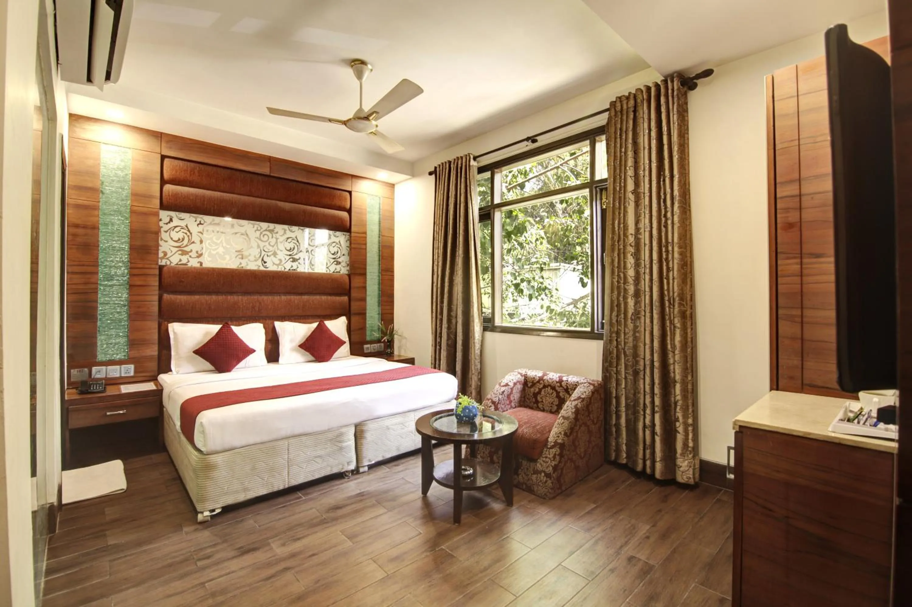 Bed in Hotel Good Times - 3 Minutes from Metro