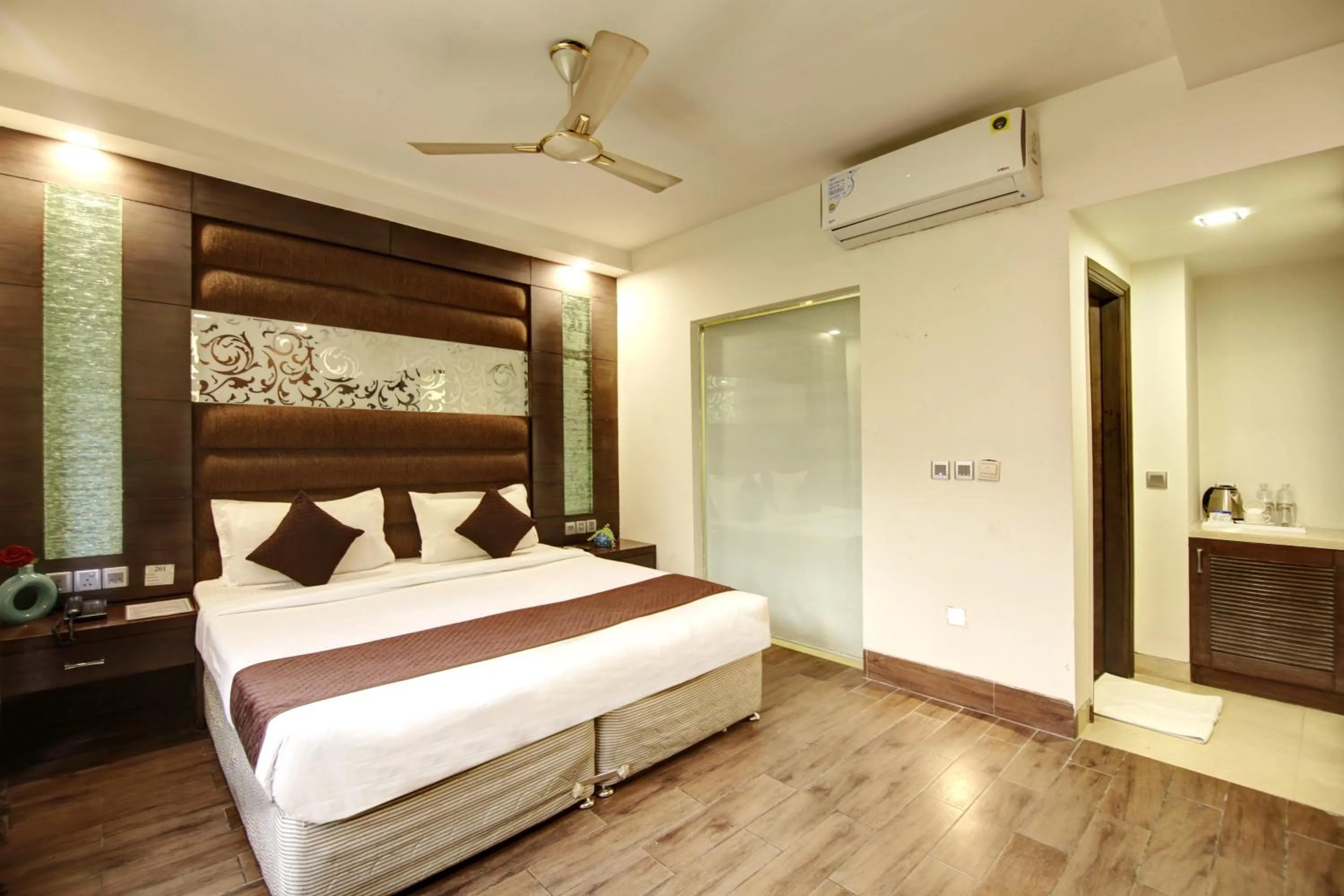 Bed in Hotel Good Times - 3 Minutes from Metro