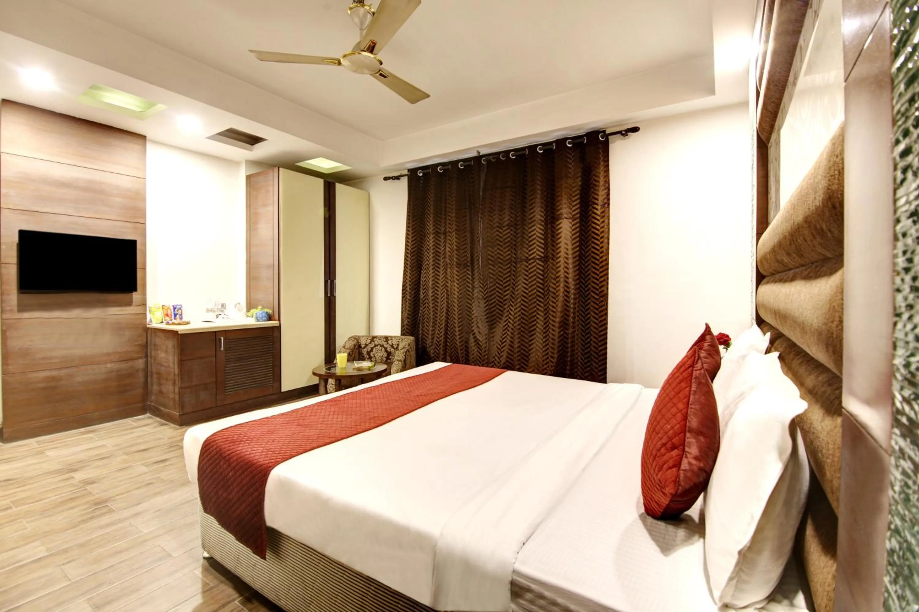 Bed in Hotel Good Times - 3 Minutes from Metro