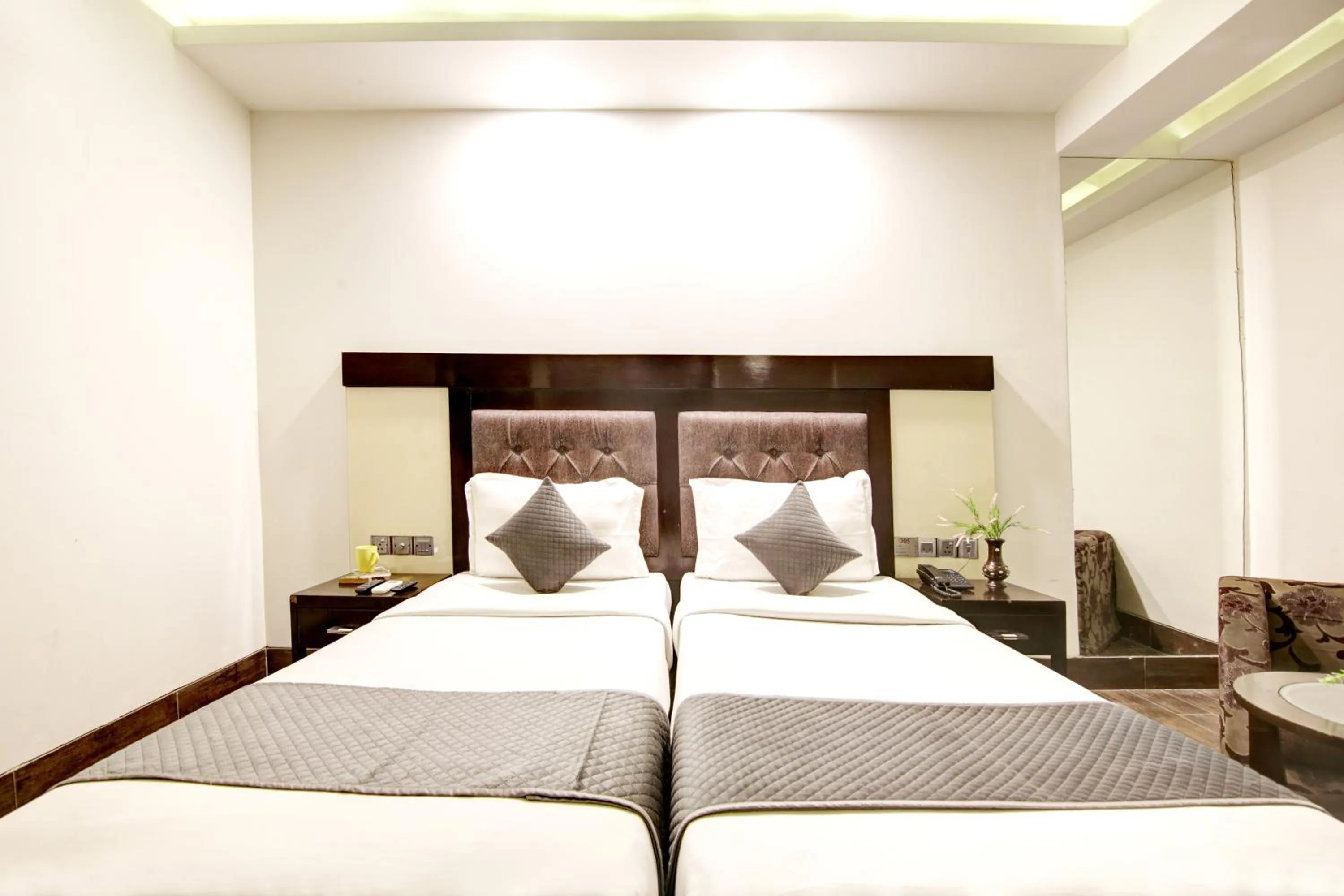 Bed in Hotel Good Times - 3 Minutes from Metro