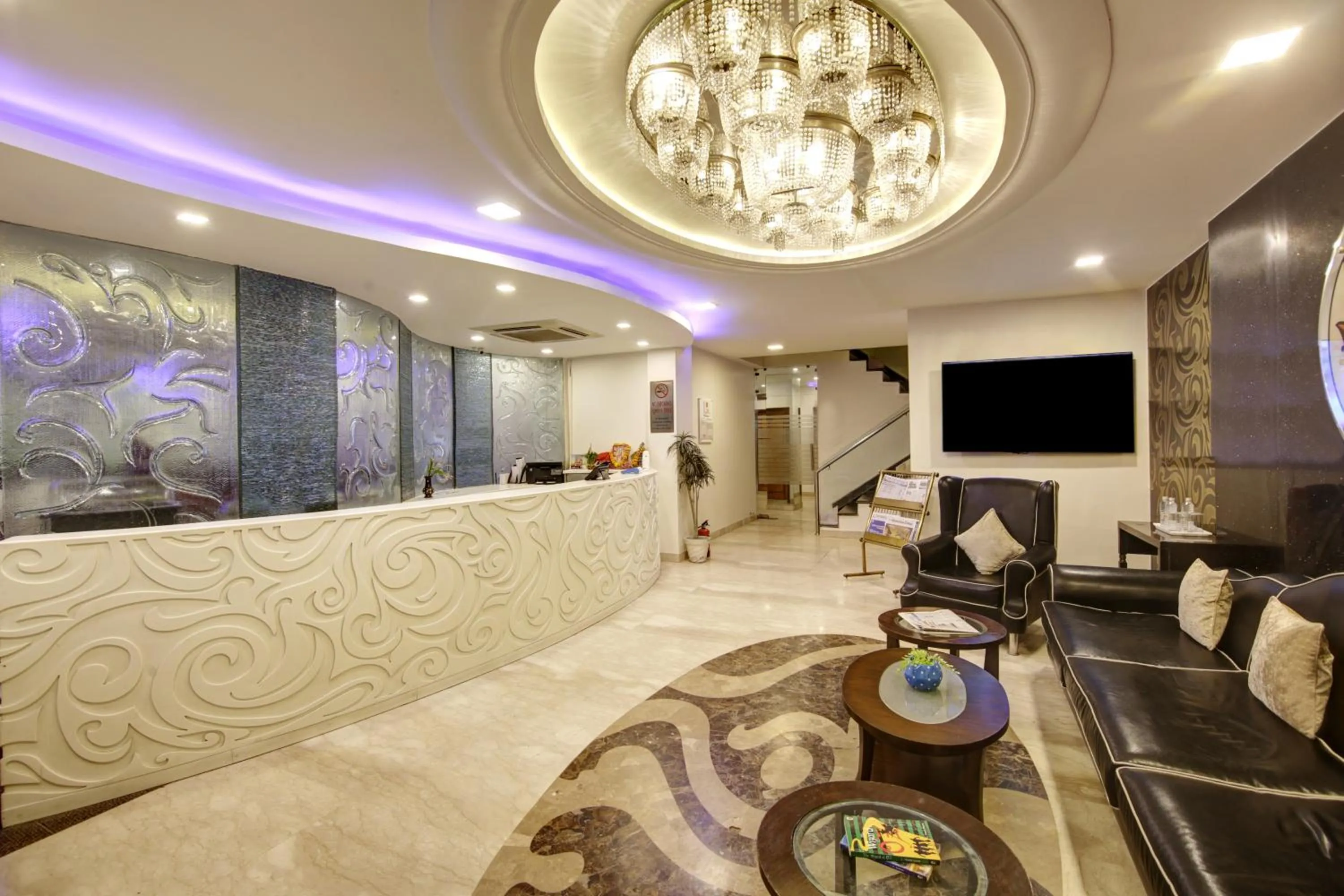 Property building in Hotel Good Times - 3 Minutes from Metro