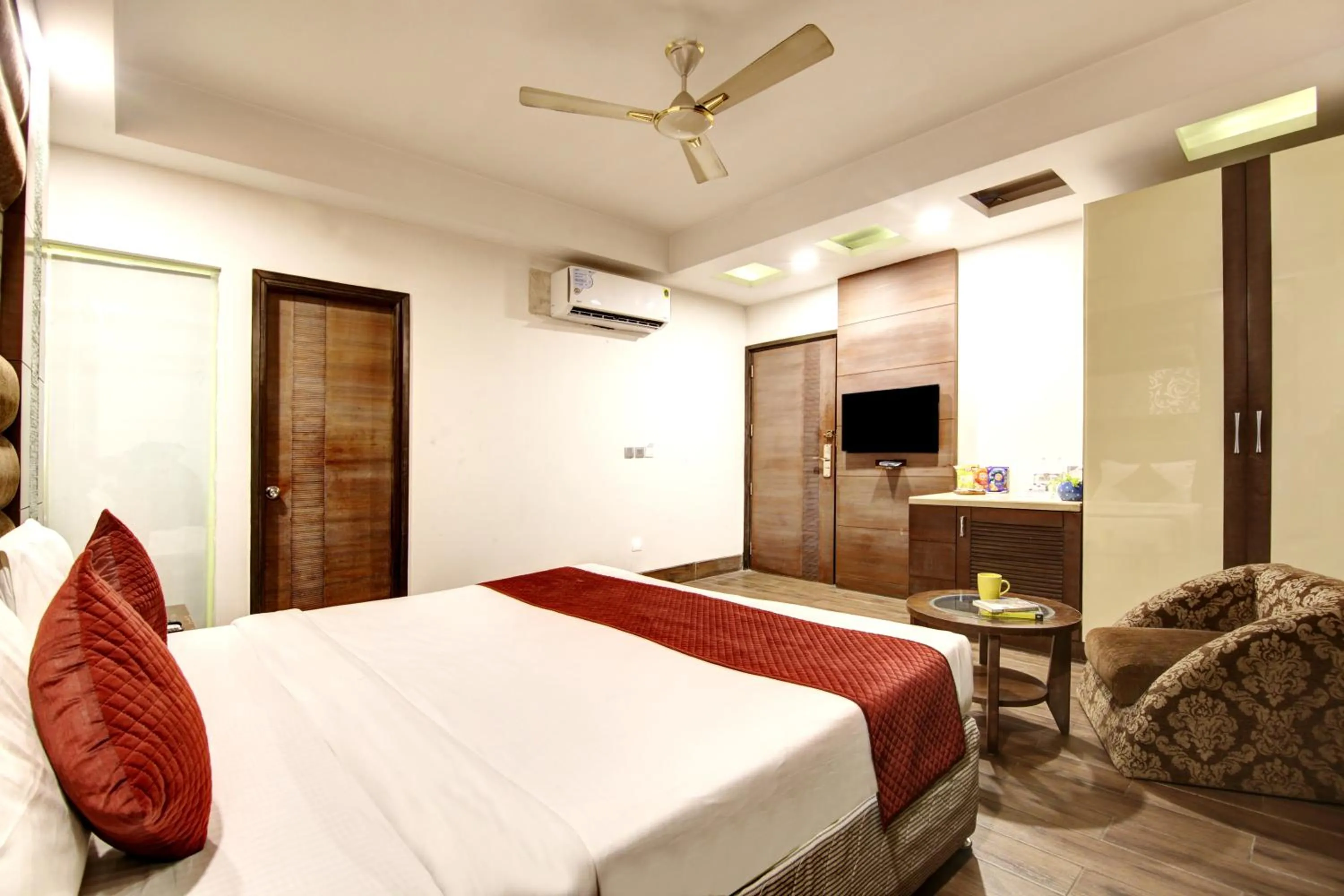 Bed in Hotel Good Times - 3 Minutes from Metro