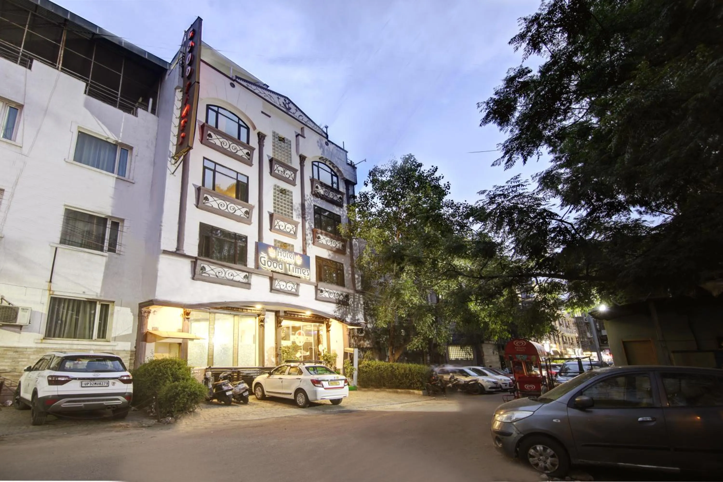 Property building in Hotel Good Times - 3 Minutes from Metro