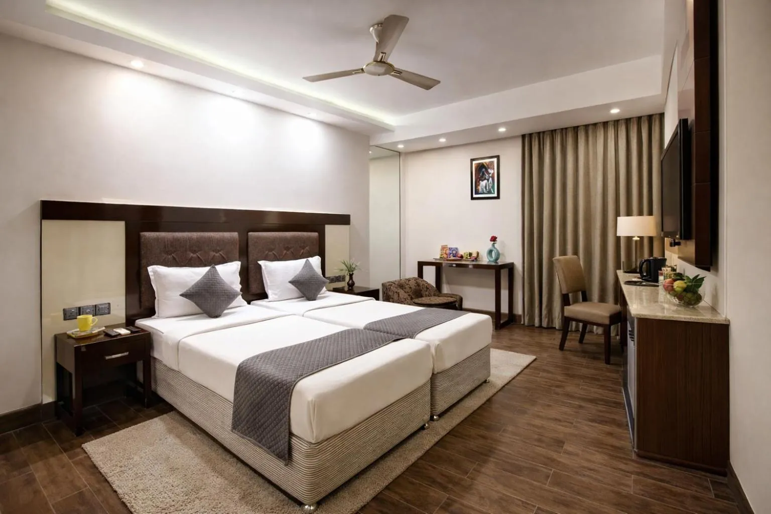 Property building, Bed in Hotel Good Times - 3 Min Walk from Metro