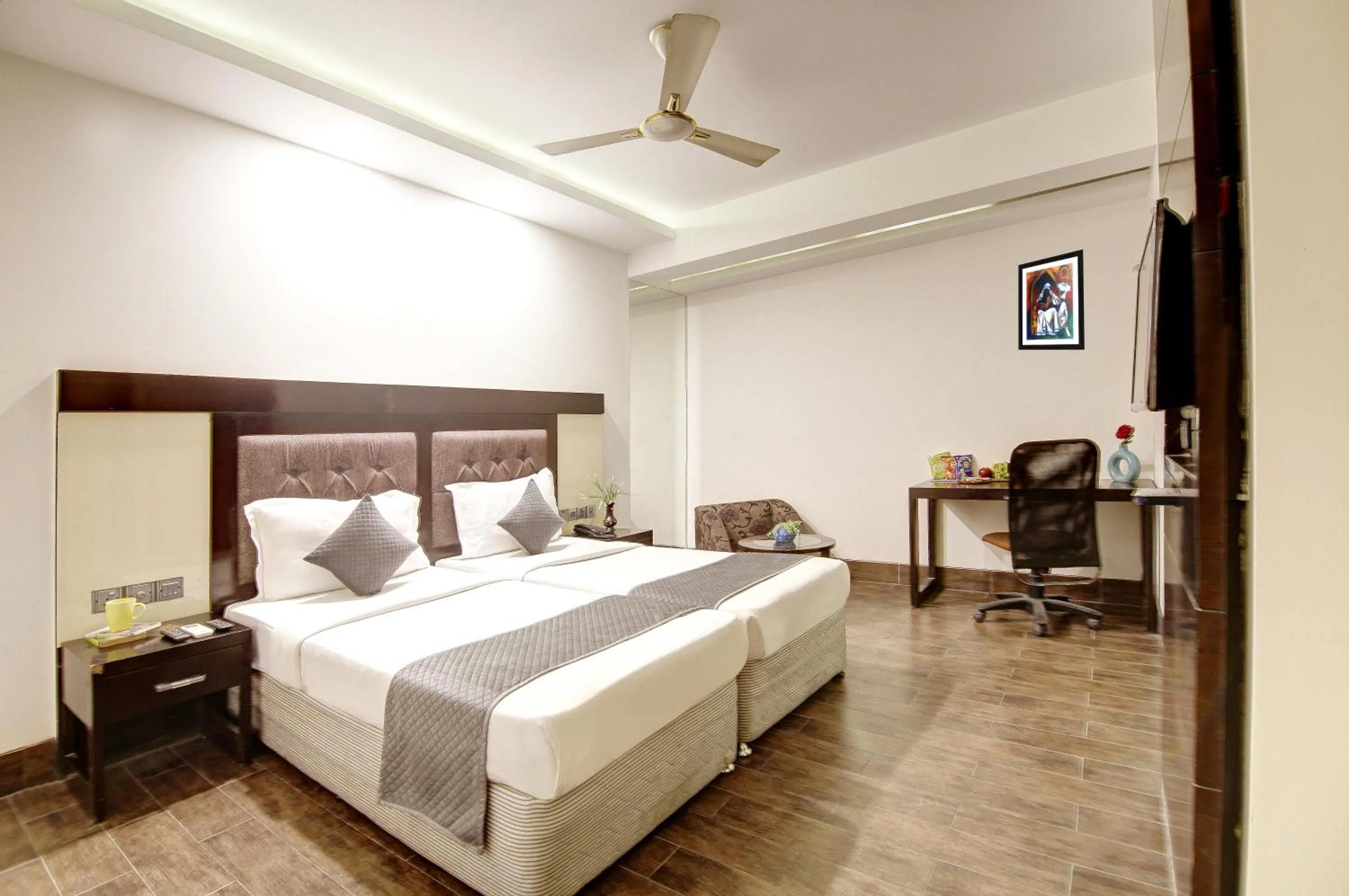 Bed in Hotel Good Times - 3 Minutes from Metro