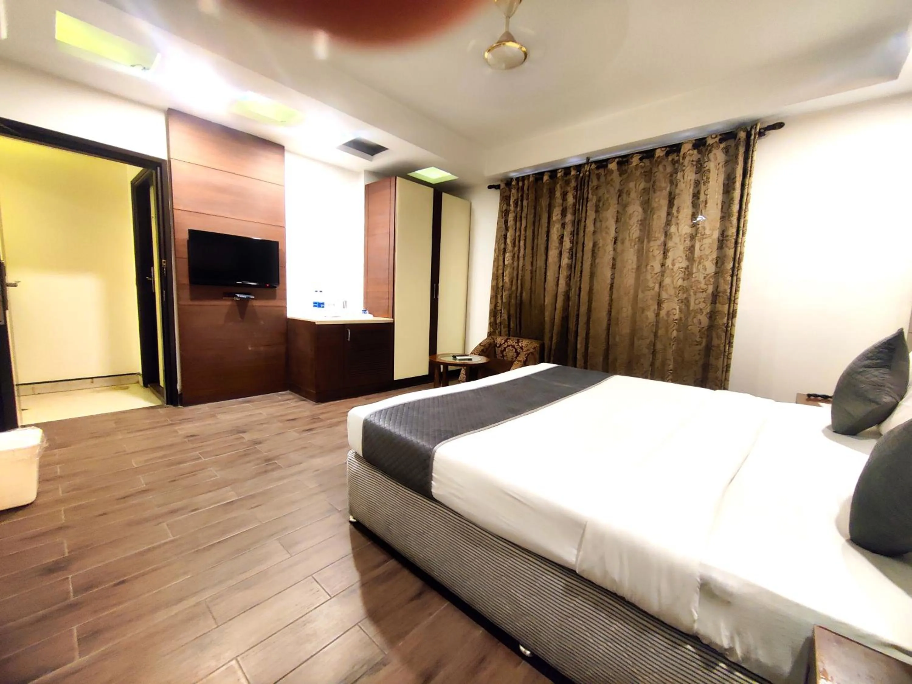 Communal lounge/ TV room, Bed in Hotel Good Times - 3 Minutes from Metro