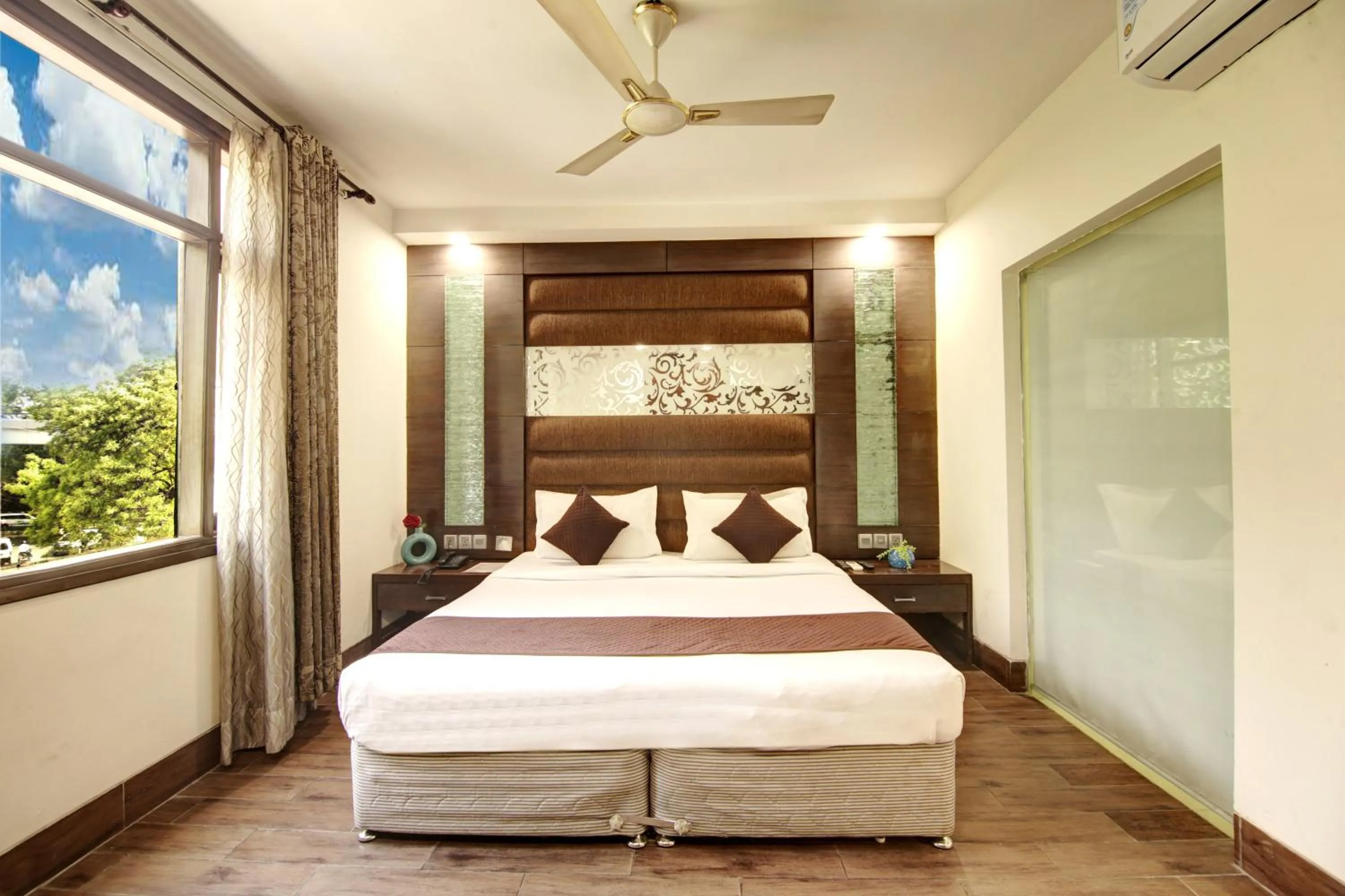 Bed in Hotel Good Times - 3 Minutes from Metro