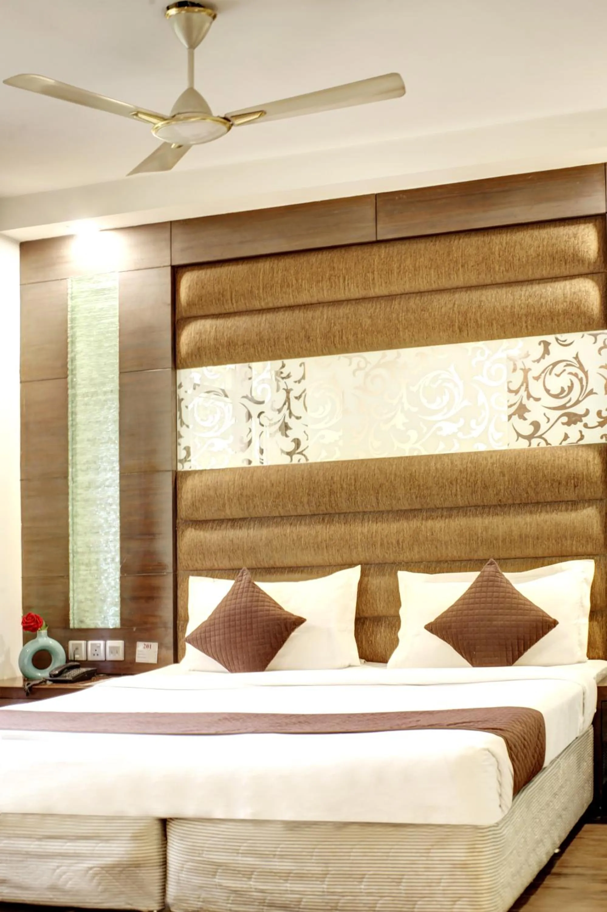 Bed in Hotel Good Times - 3 Minutes from Metro