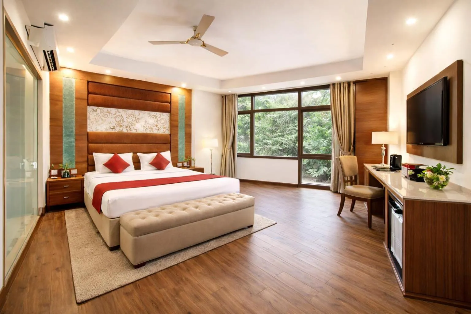 Communal lounge/ TV room, Bed in Hotel Good Times - 3 Min Walk from Metro