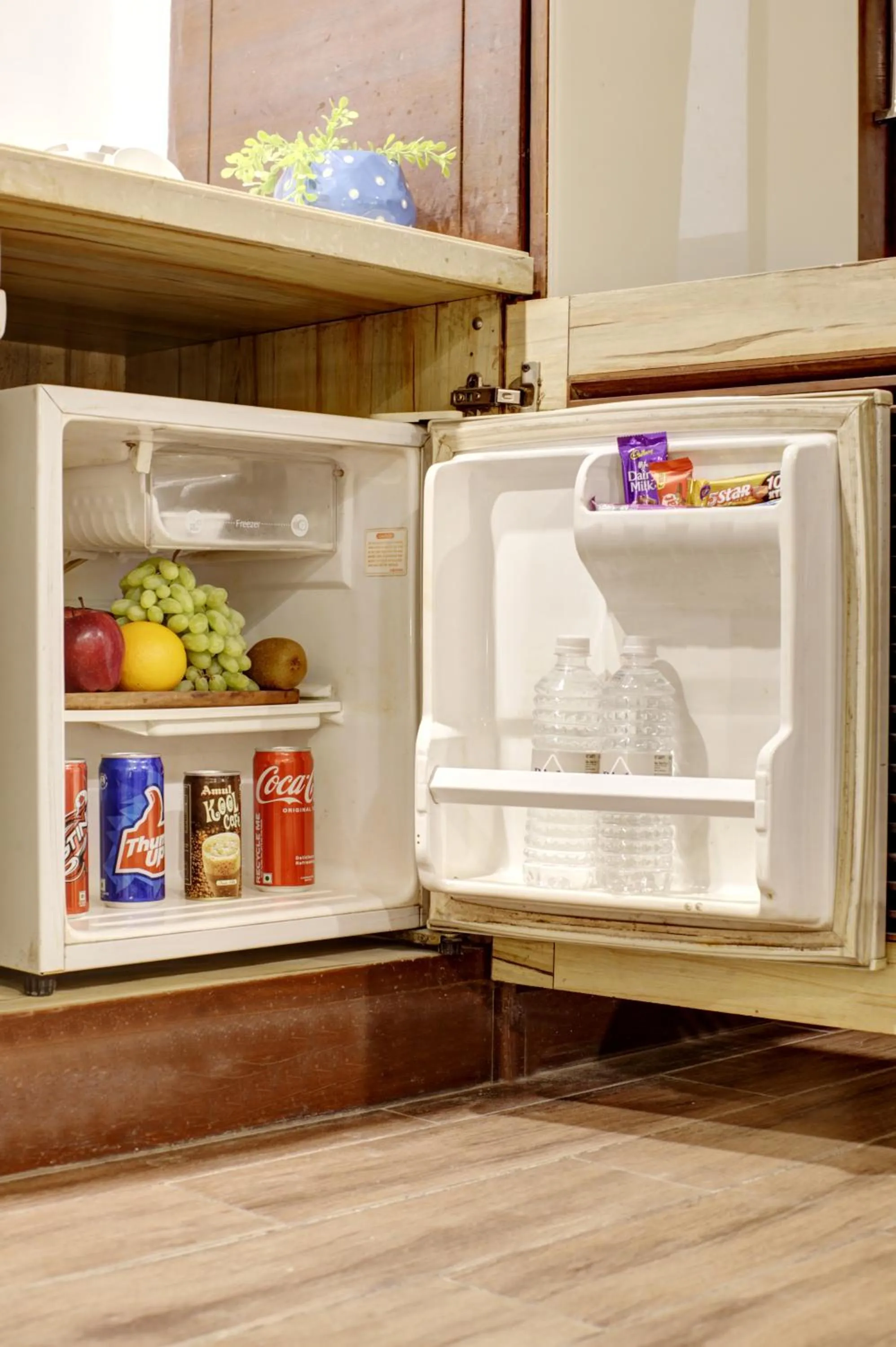 oven in Hotel Good Times - 3 Minutes from Metro