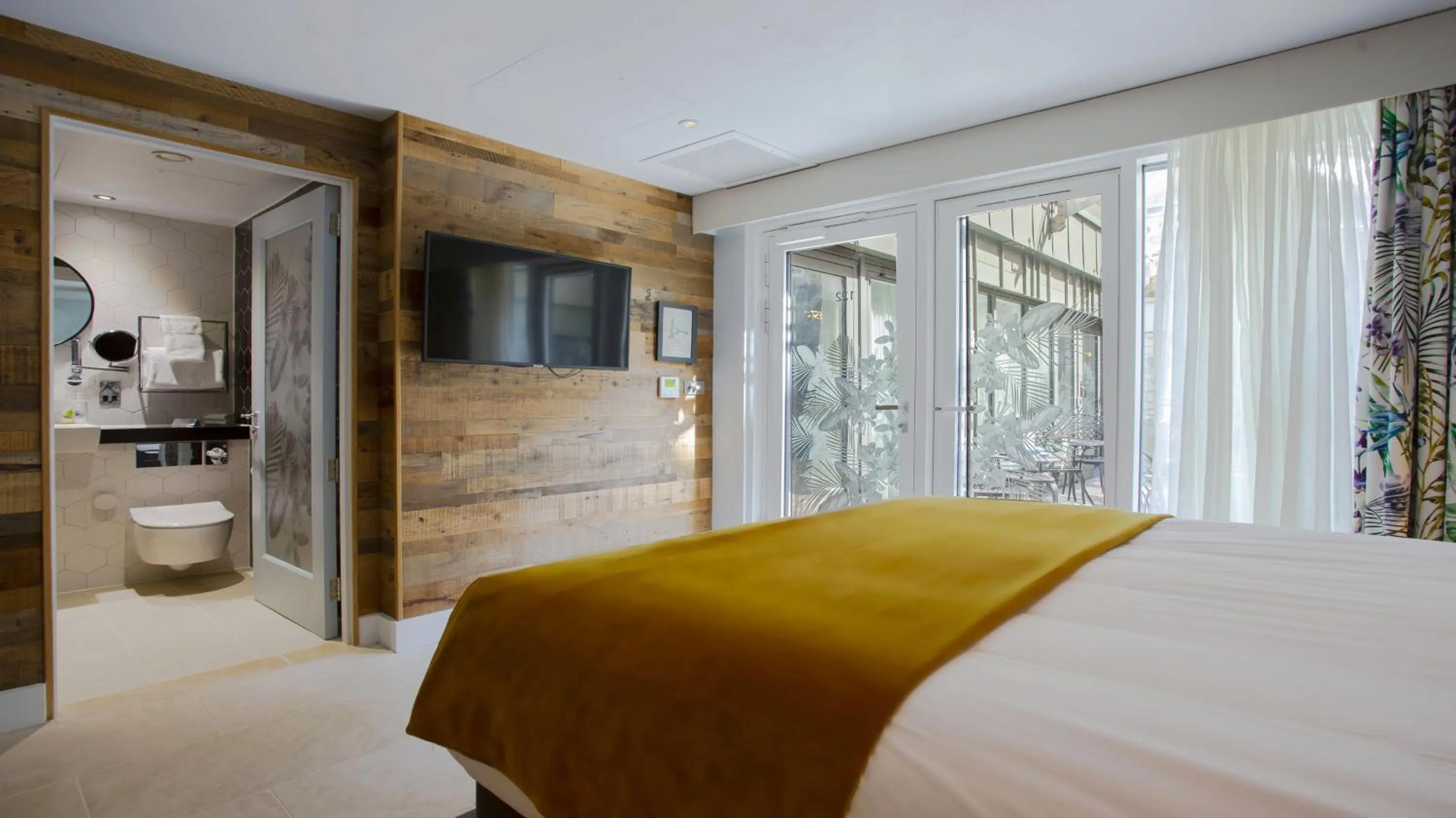 Photo of the whole room, Bed in Hotel Indigo - Bath by IHG