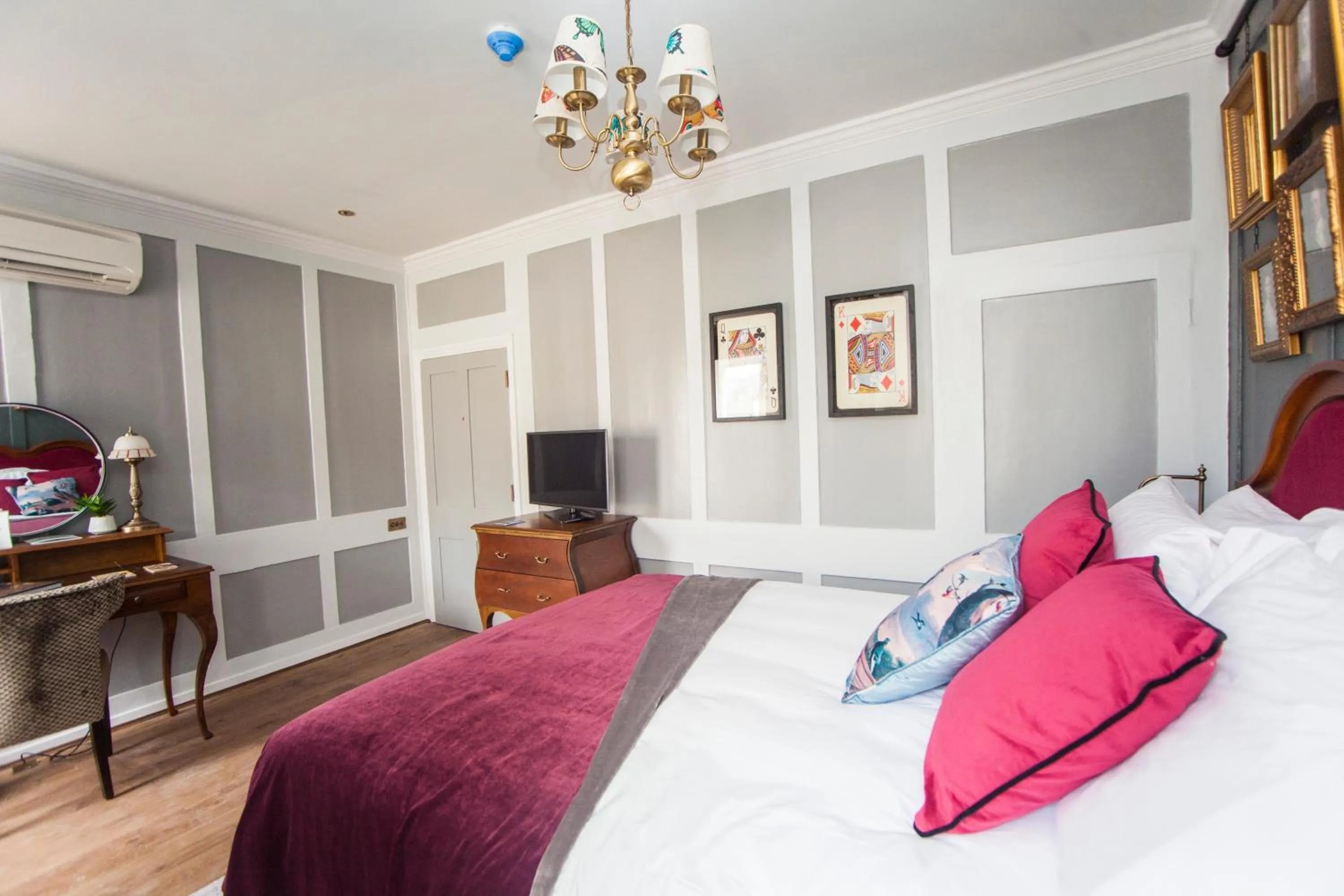 Bedroom, Bed in Hotel Indigo - Bath by IHG