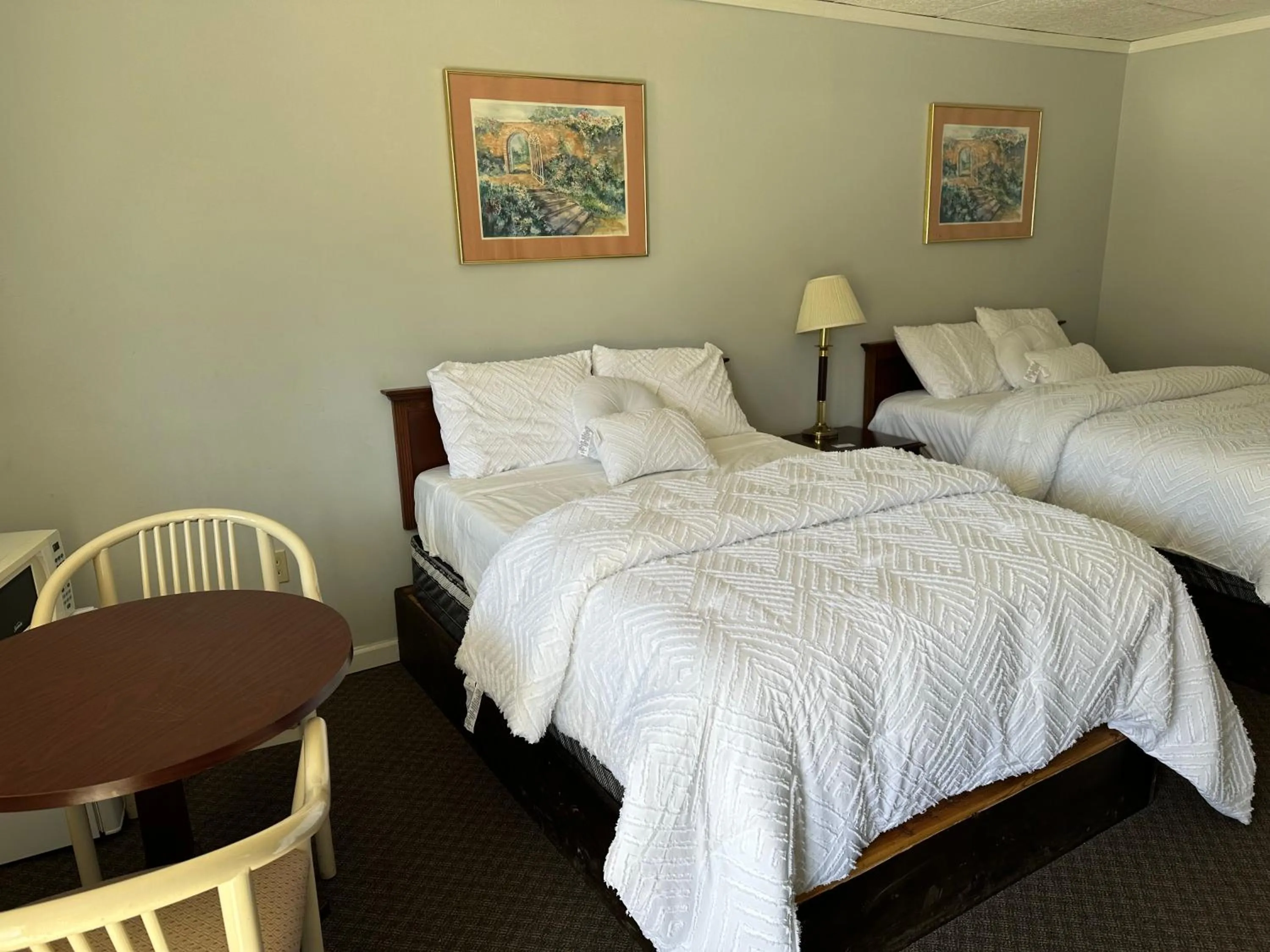 Bedroom, Bed in Economy Inn