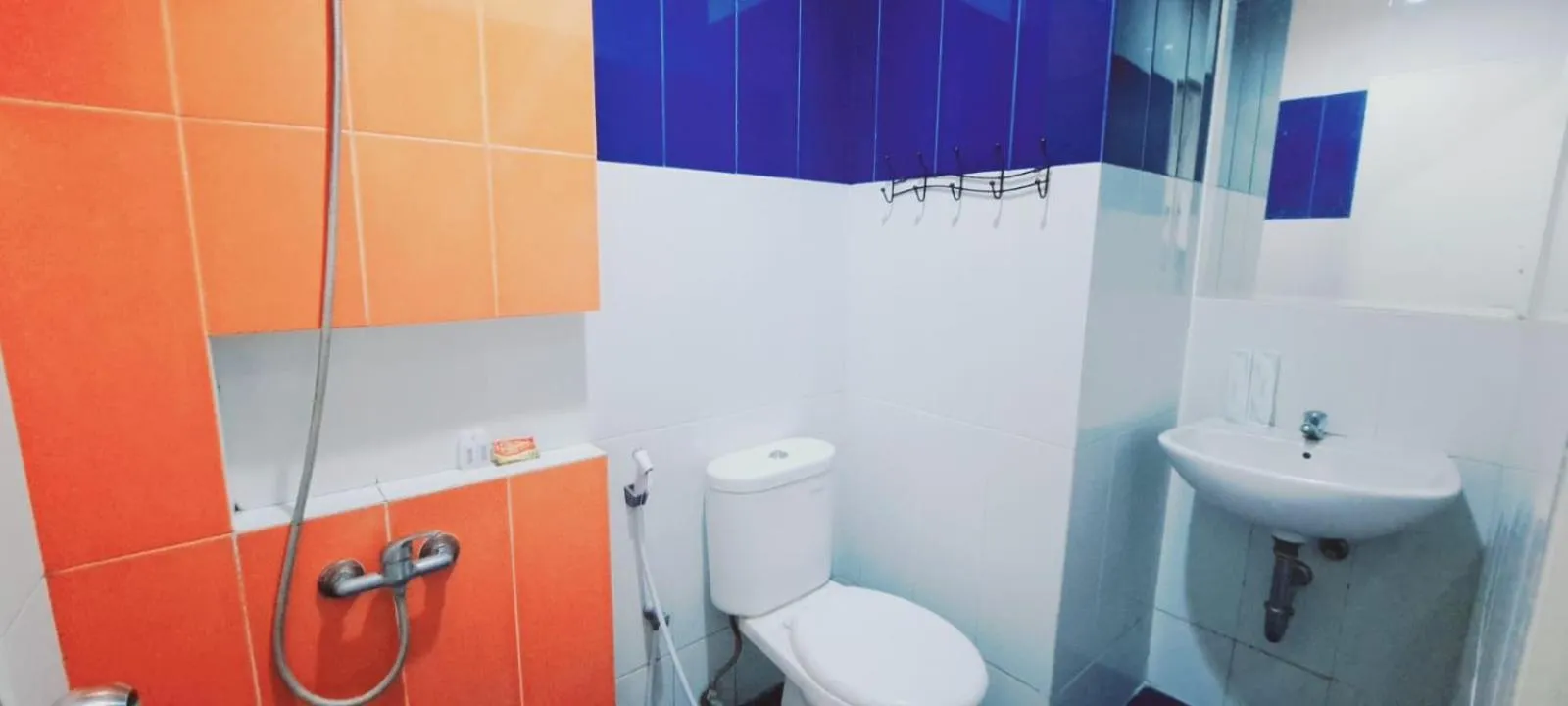 Toilet in TOS Hotel & Convention Center Tangerang Powered by Archipelago