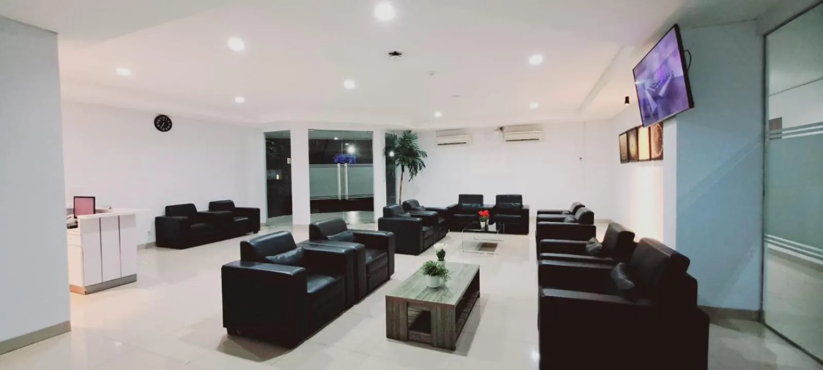 Lobby or reception in TOS Hotel & Convention Center Tangerang Powered by Archipelago