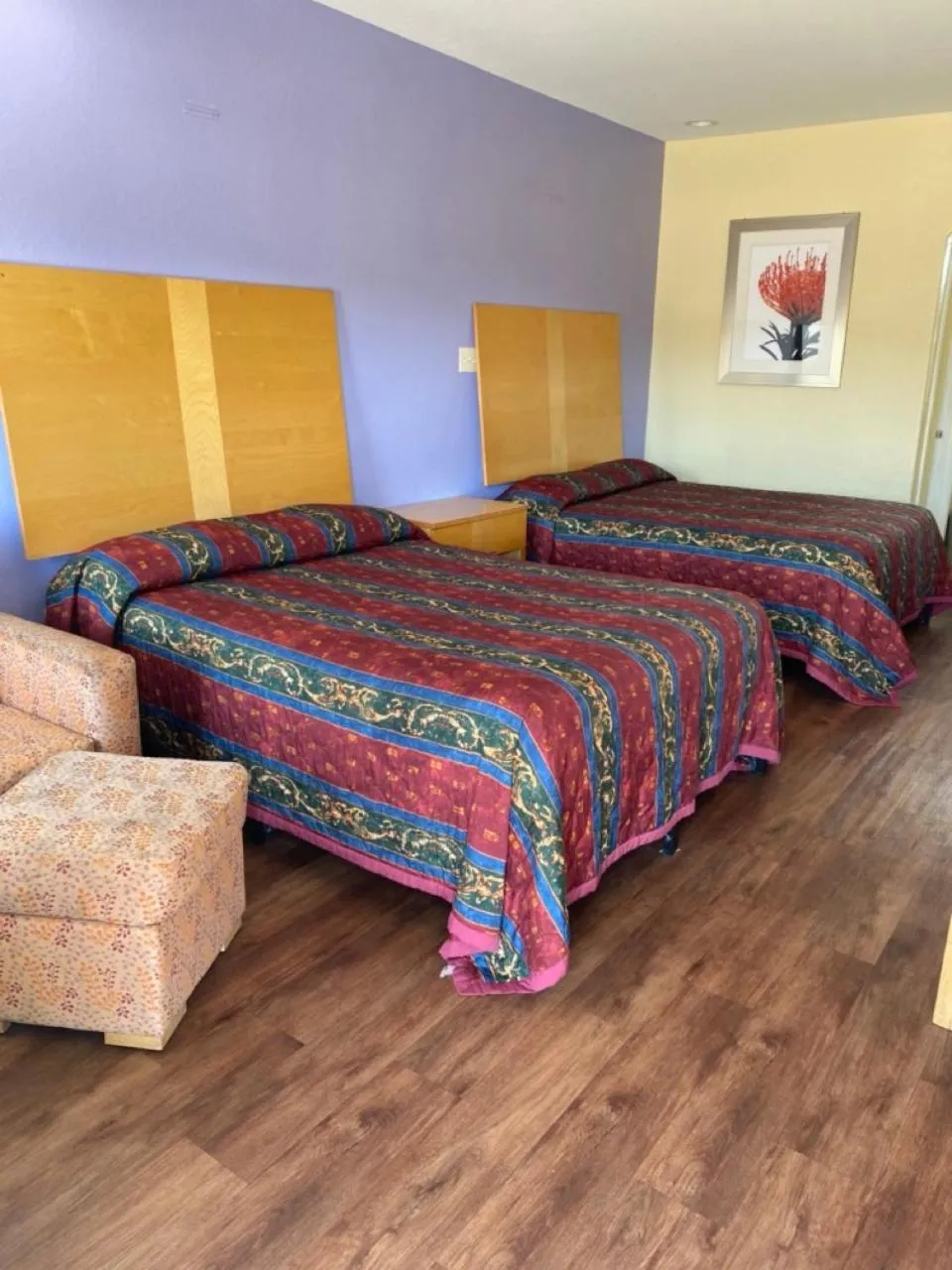 Bed in Scottish Inn Angleton