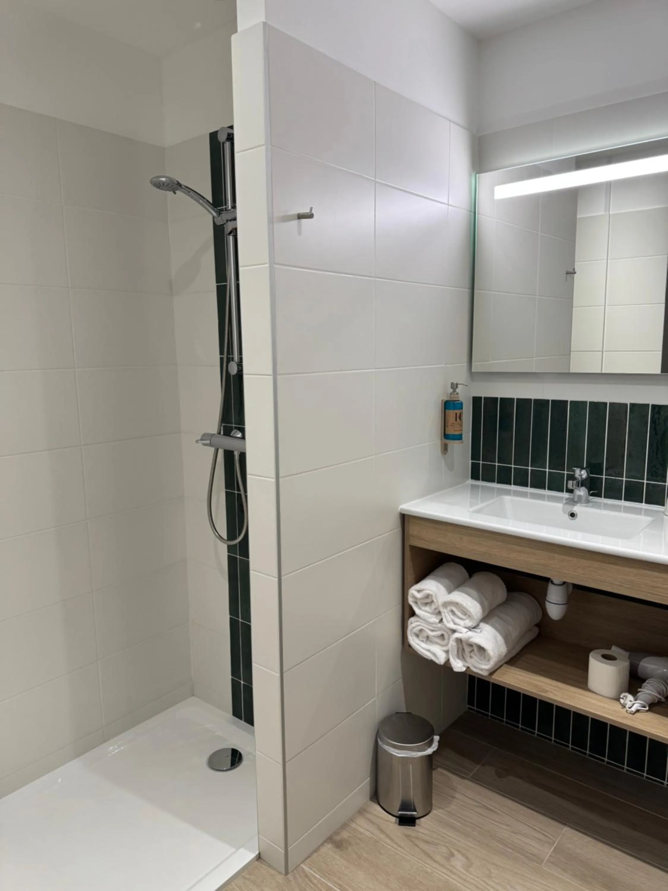 Shower in Hôtel du Commerce-restaurant au Couteau