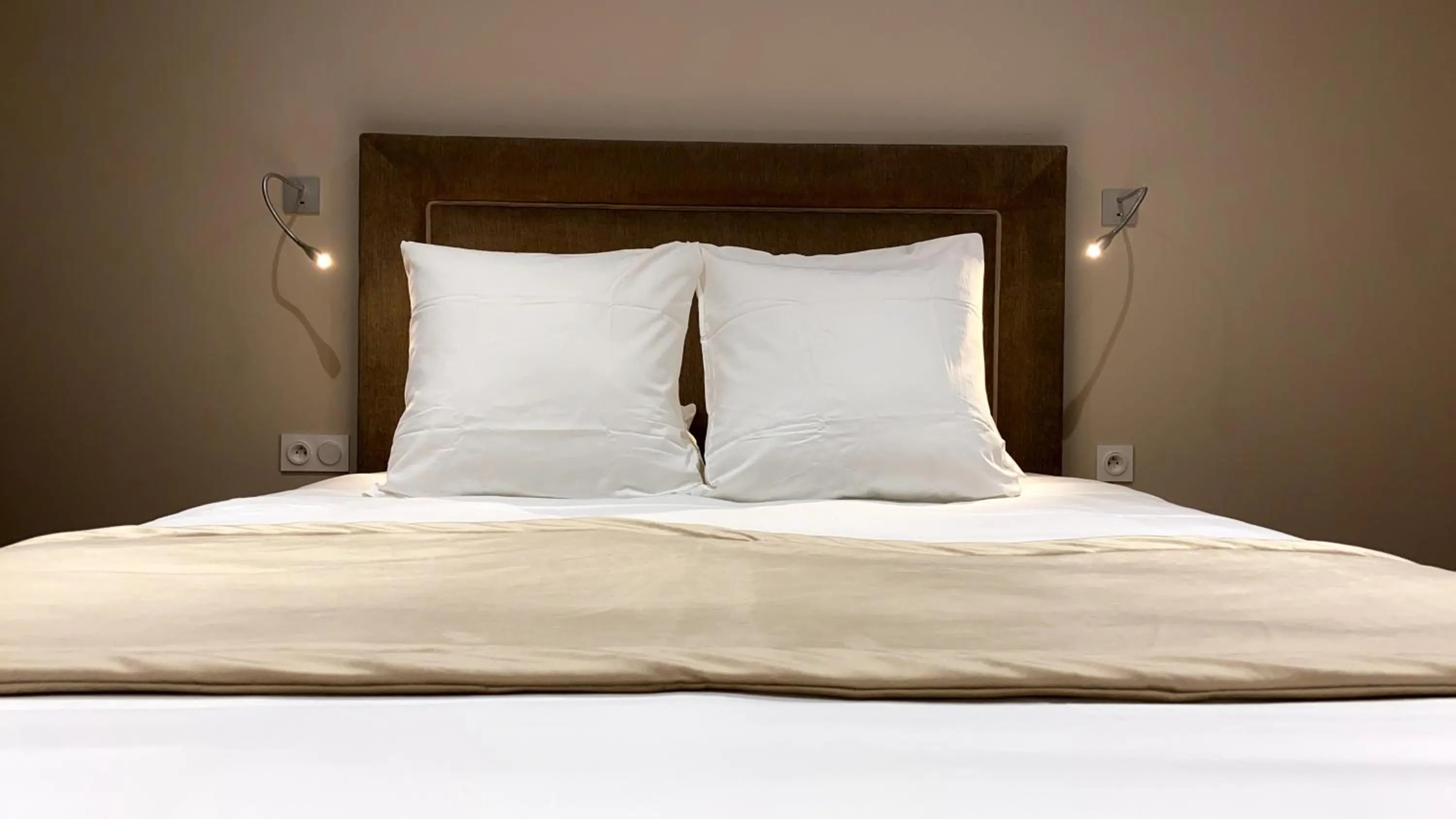 Bed in Hôtel du Commerce-restaurant au Couteau