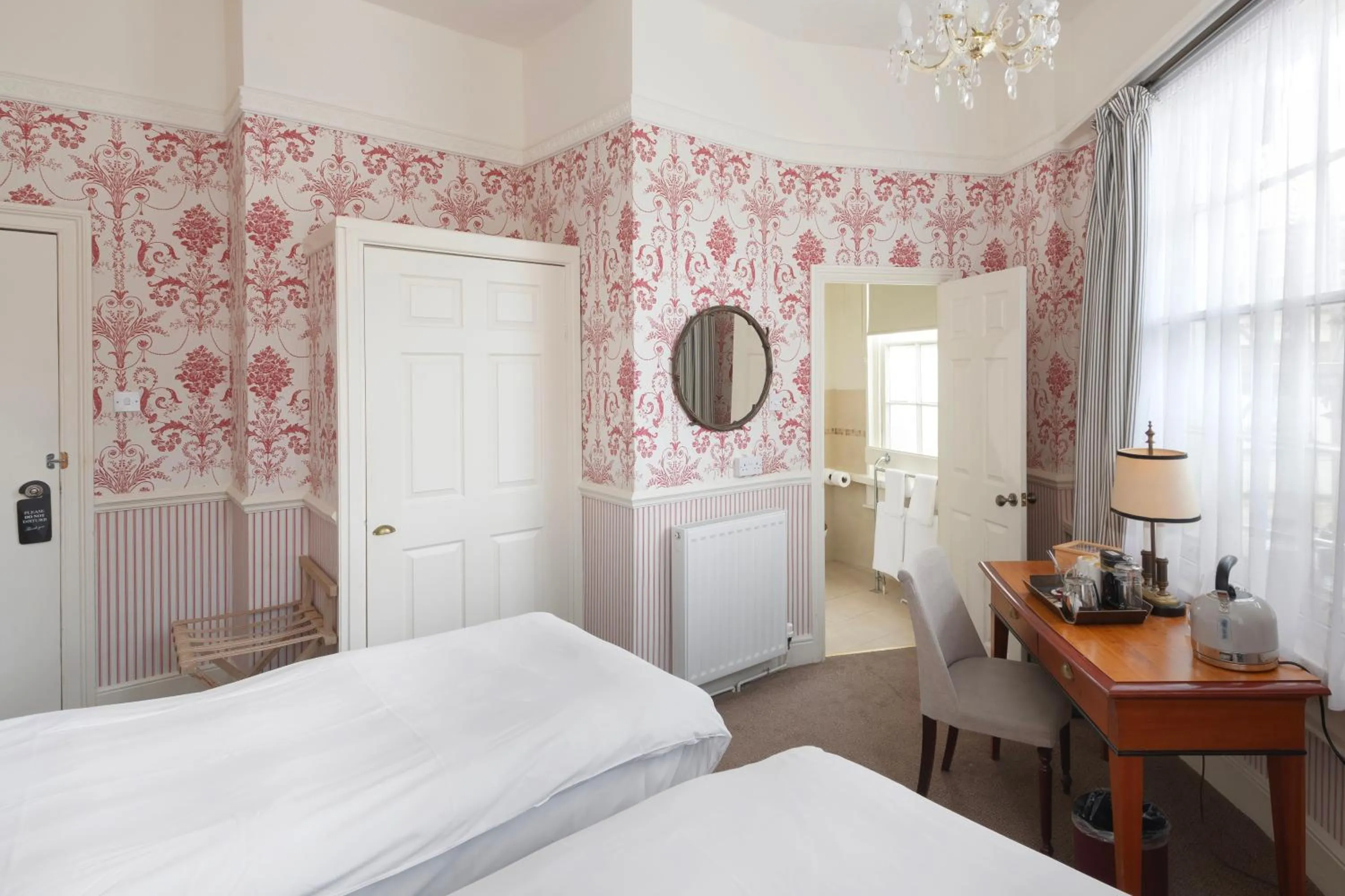 Classic Twin Room in Royal Hotel