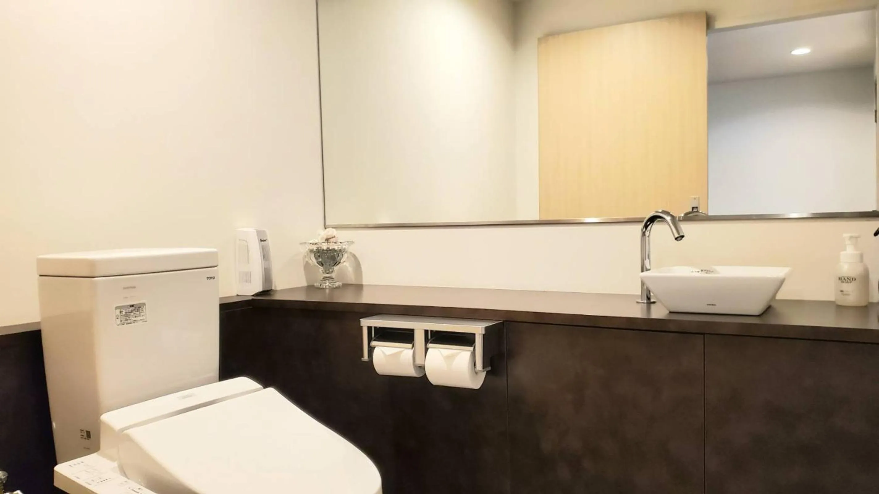 Toilet in Hotel Passage 2