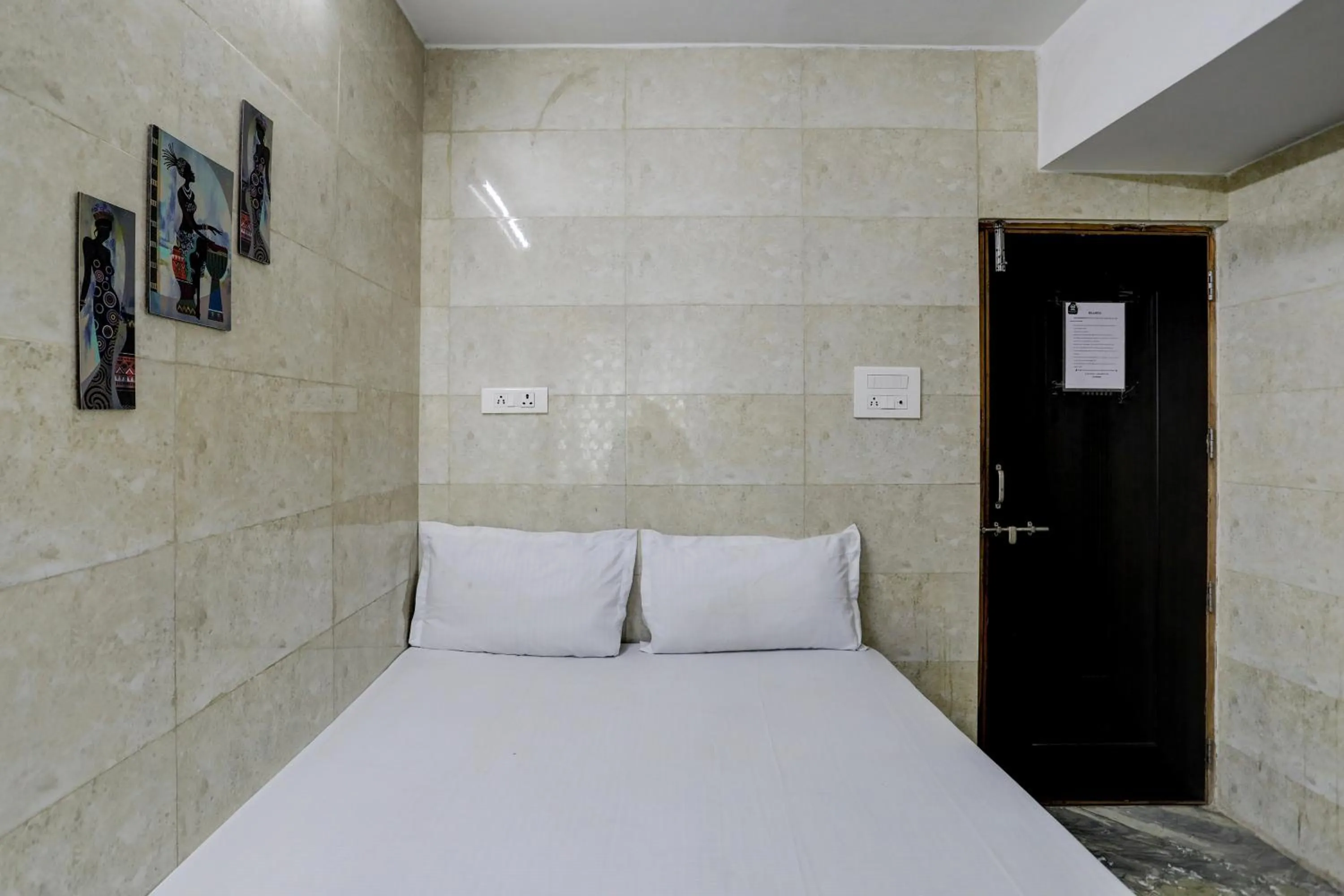 Bathroom, Bed in Hotel O DREAMZZ INN