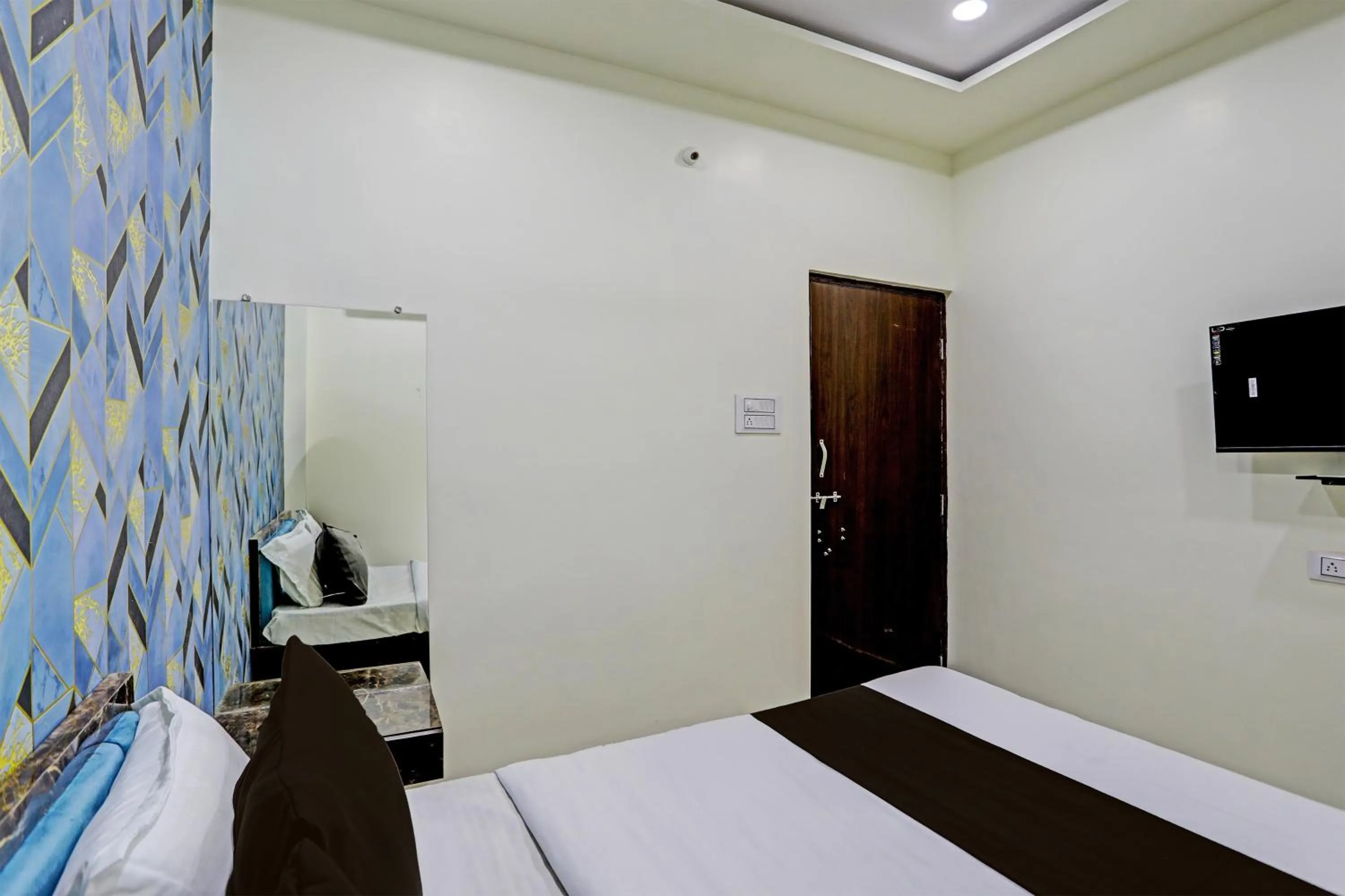 Facade/entrance, Bed in Hotel O P S