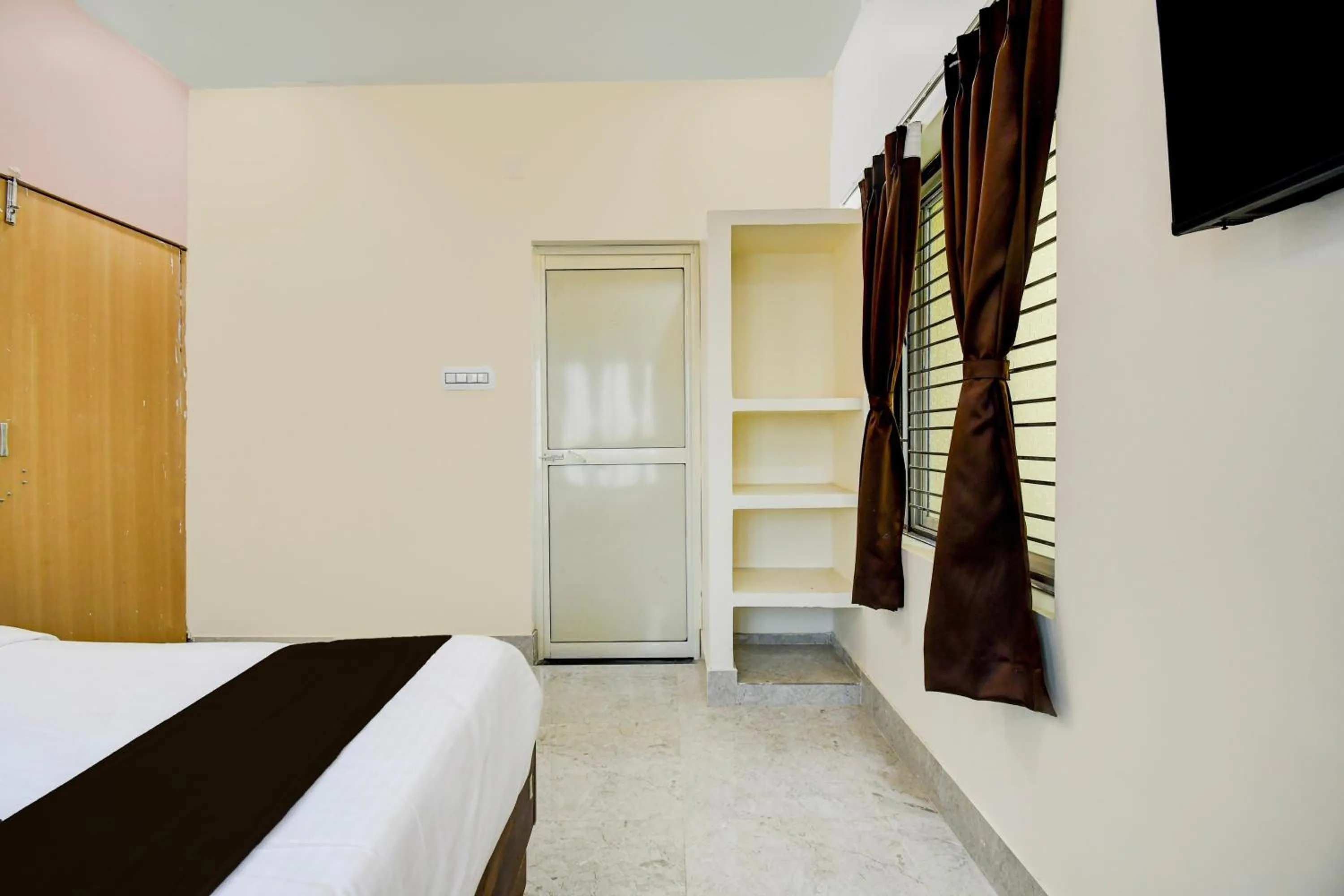 Bedroom, Bed in Hotel O ALYSAN STAY