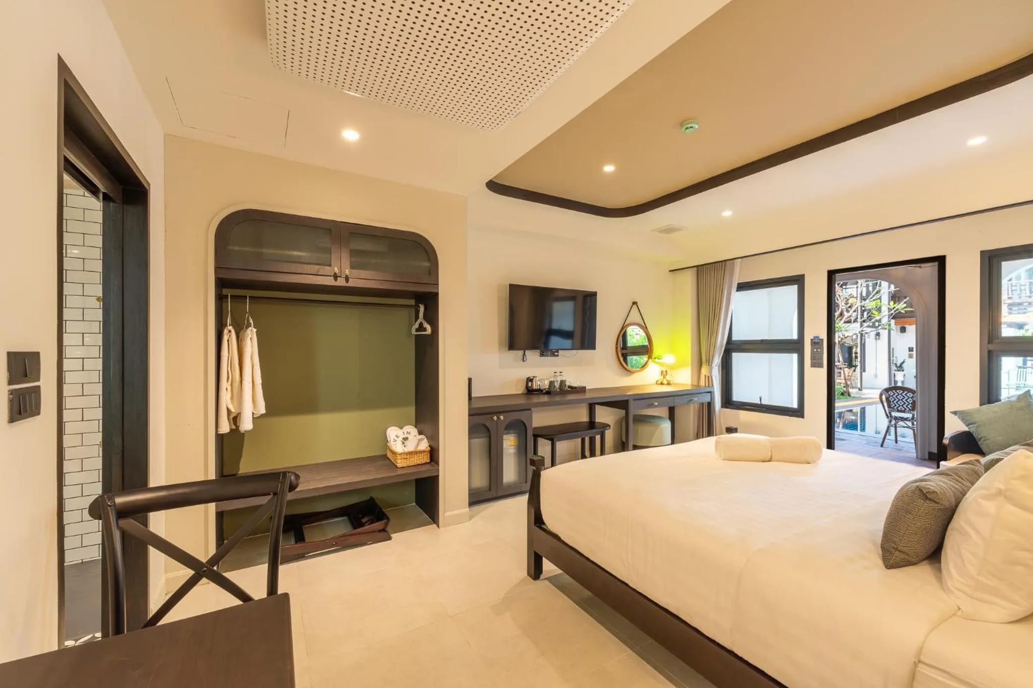 Photo of the whole room, Bed in Shamrock Chiangmai Hotel-Adult Only