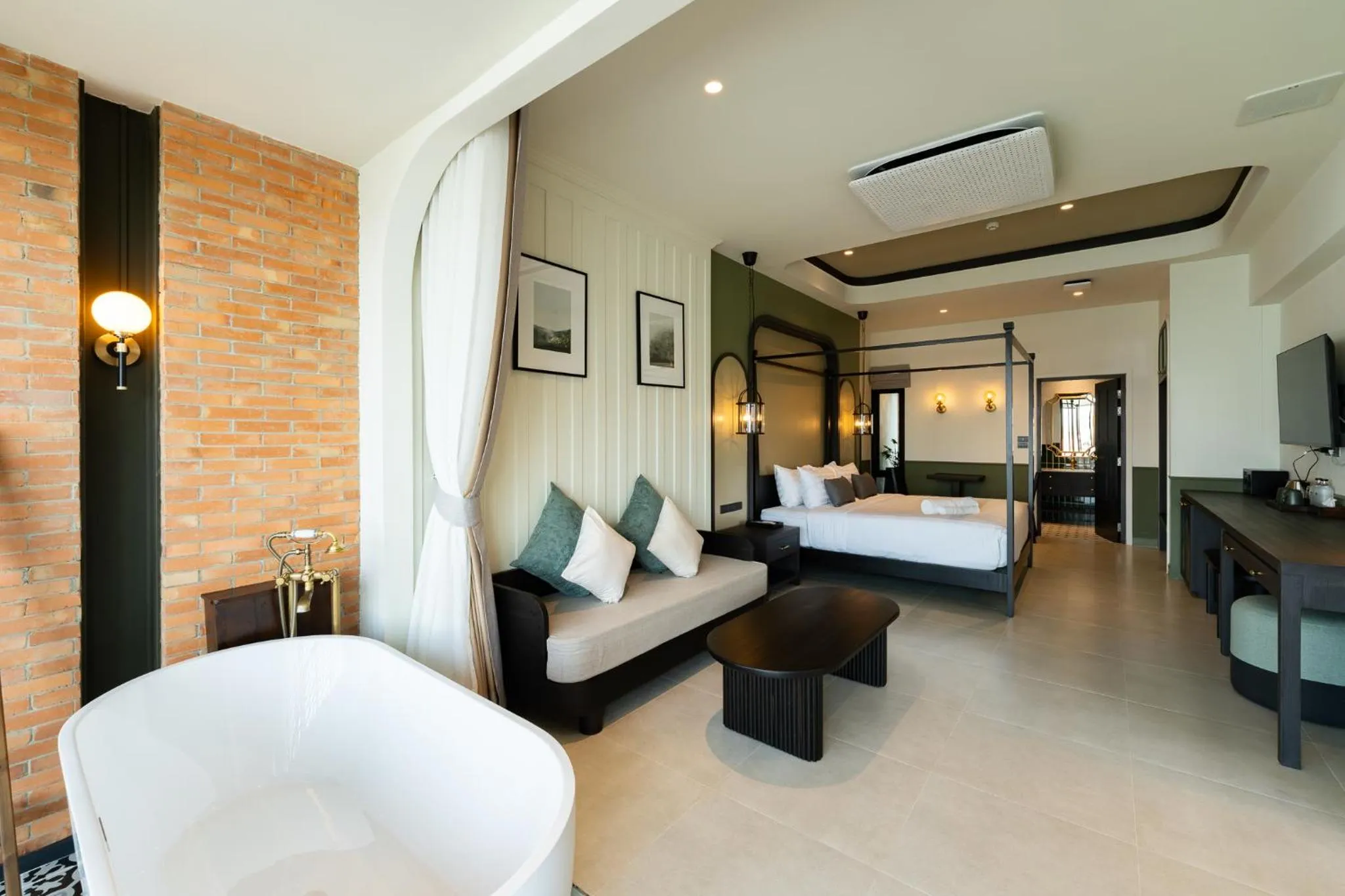Photo of the whole room, Bed in Shamrock Chiangmai Hotel-Adult Only