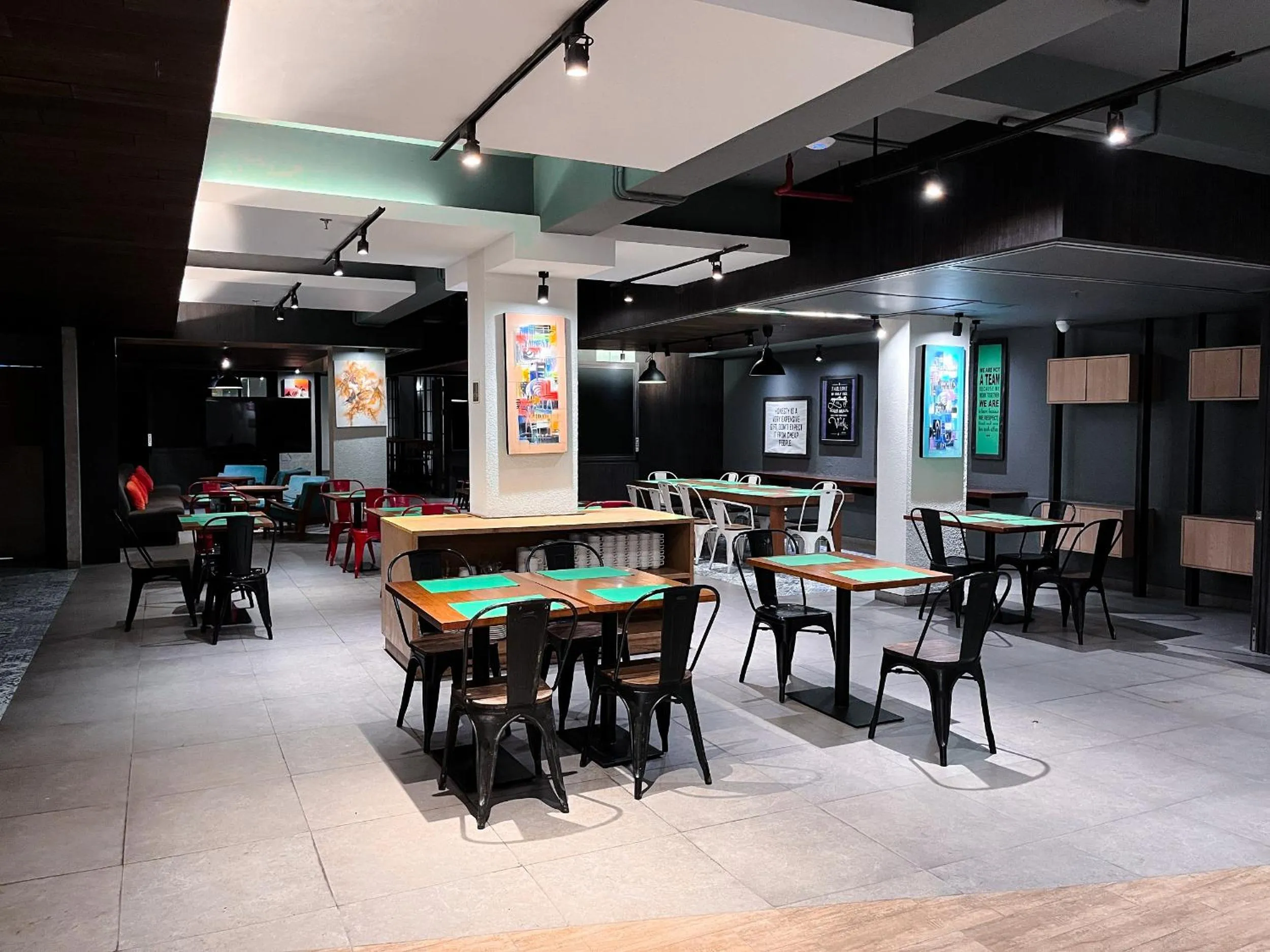 Restaurant/places to eat in Luminor Hotel Legian Seminyak - Bali