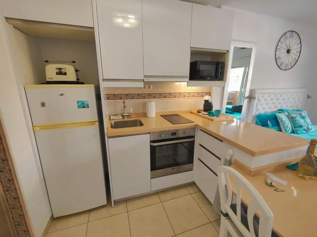 Kitchen or kitchenette in Benal Beach