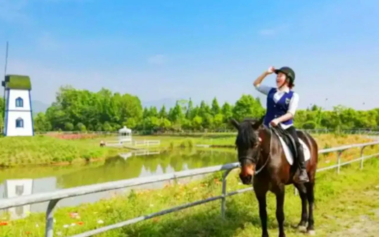 Horse-riding in Howard Johnson by Wyndham Huaqiao Plaza Xinyu