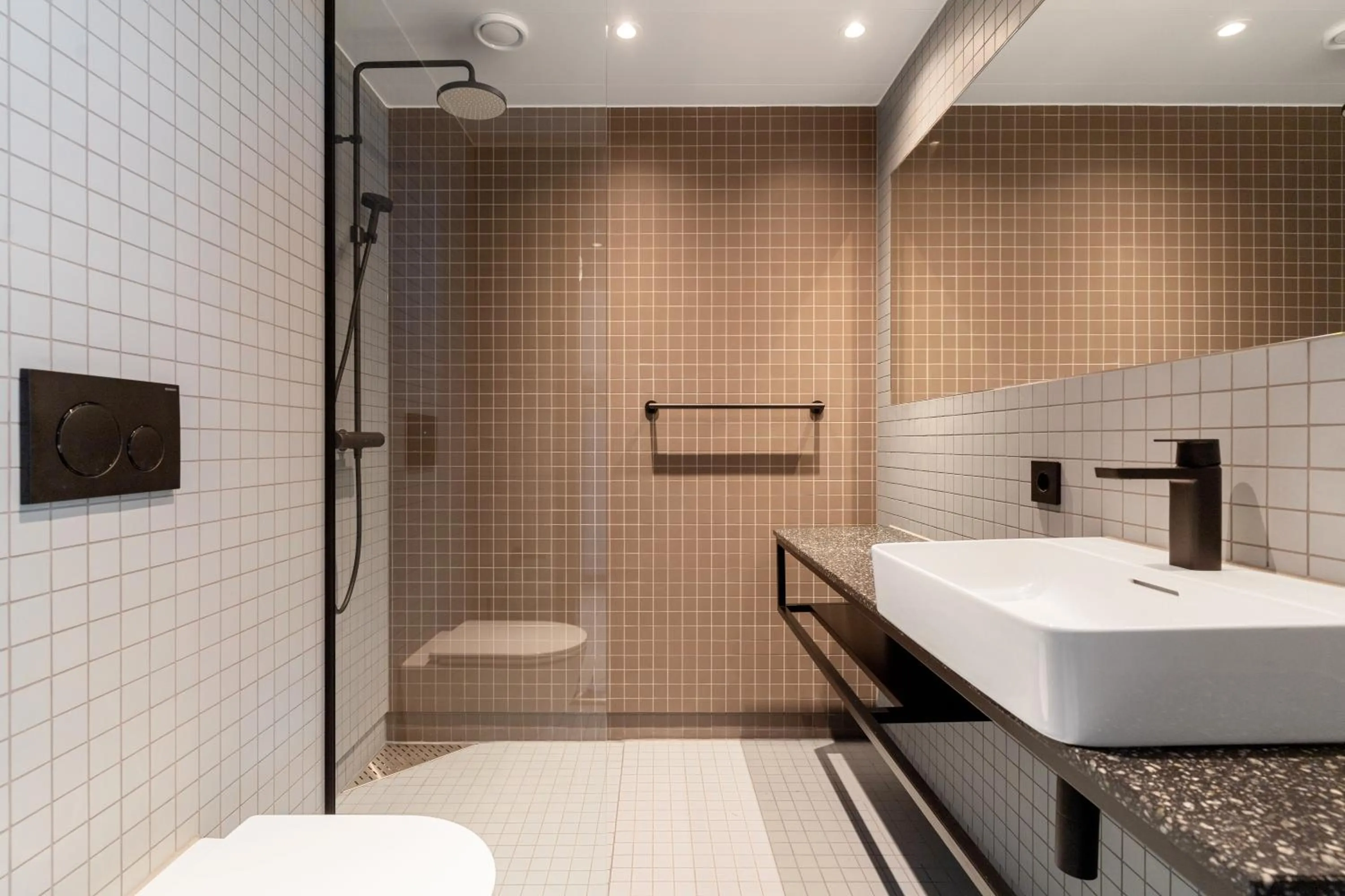 Shower in Comfort Hotel Helsinki Airport