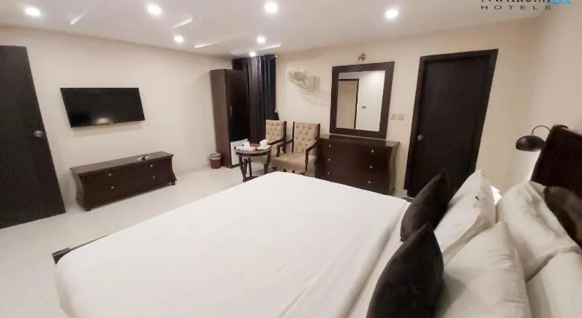 Bed in Hotel Mairona Gulberg Lahore