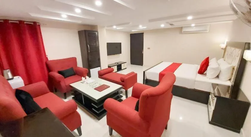 Bed in Hotel Mairona Gulberg Lahore