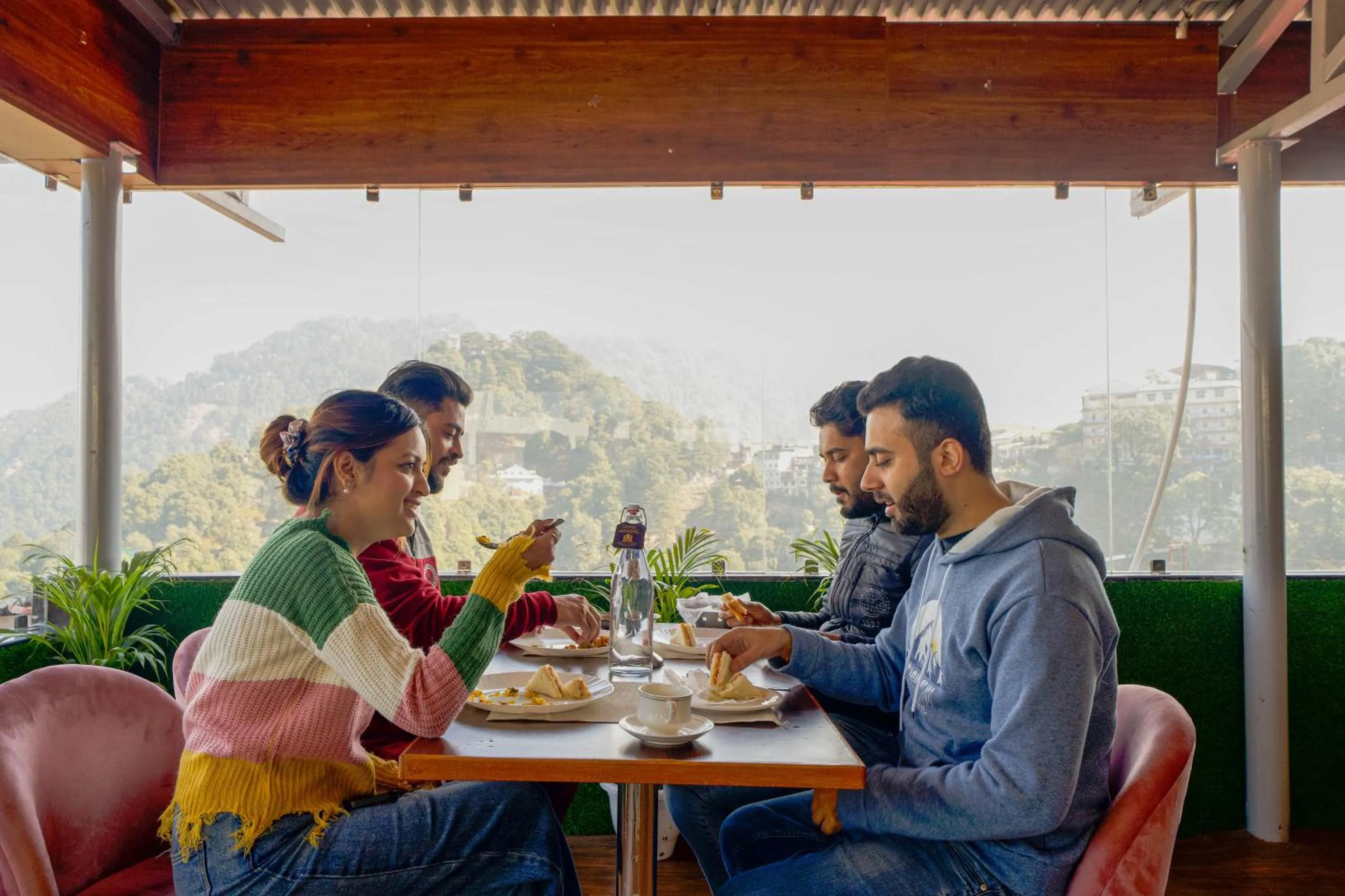 Restaurant/places to eat in Super Hotel by Perfectstayz Mall Road