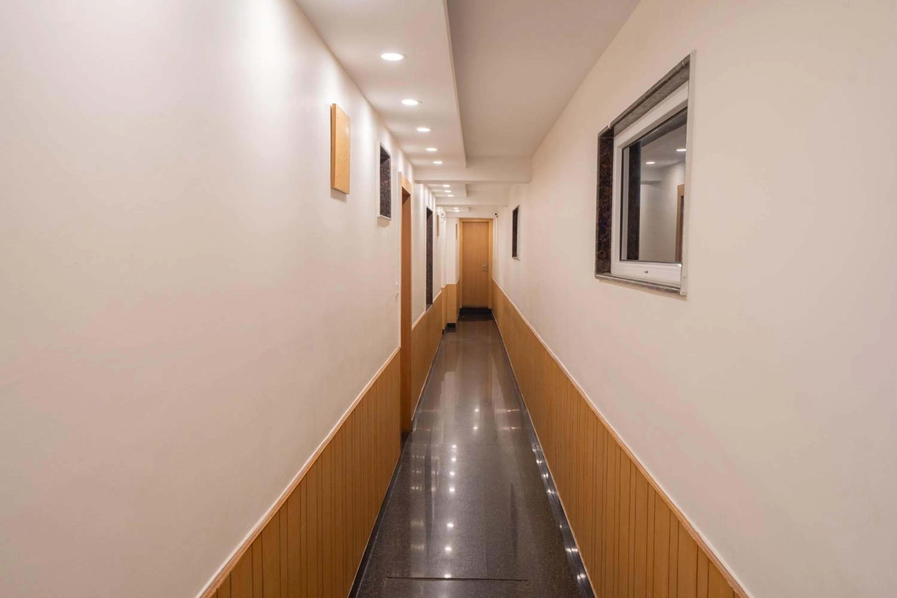 Lobby or reception in Super Hotel by Perfectstayz Mall Road