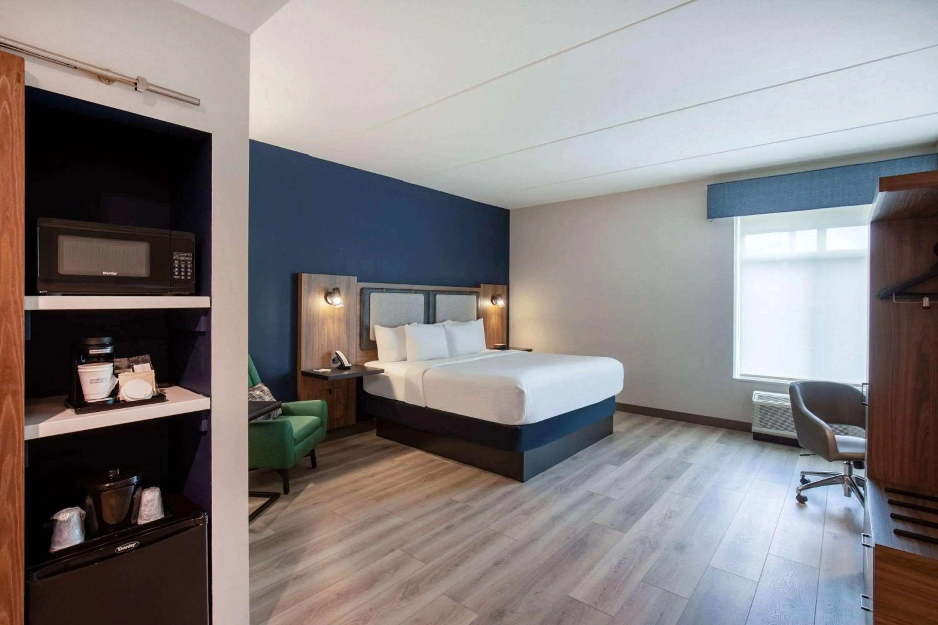 Bed in La Quinta Inn & Suites by Wyndham Chattanooga Downtown/South