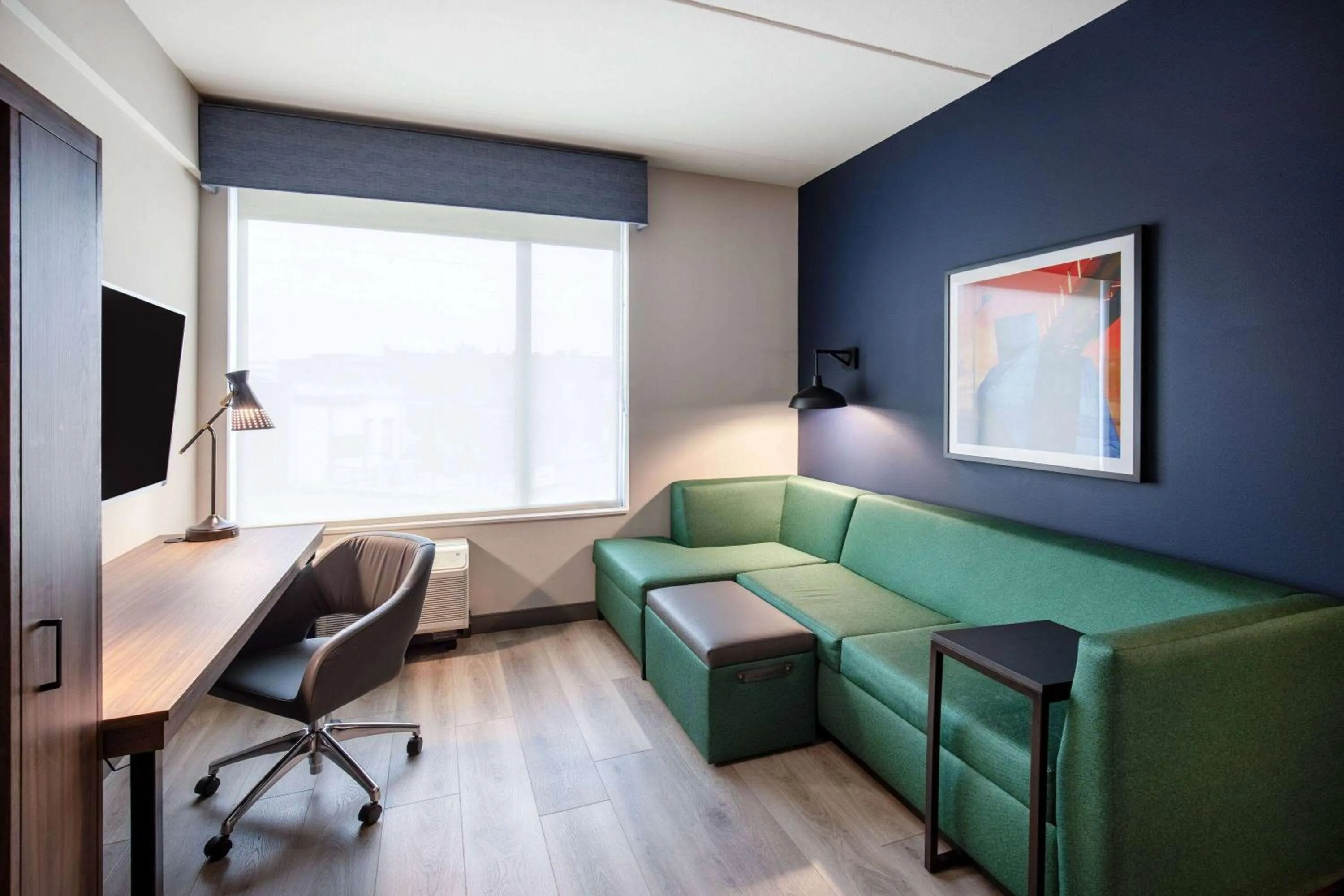 TV and multimedia in La Quinta Inn & Suites by Wyndham Chattanooga Downtown/South