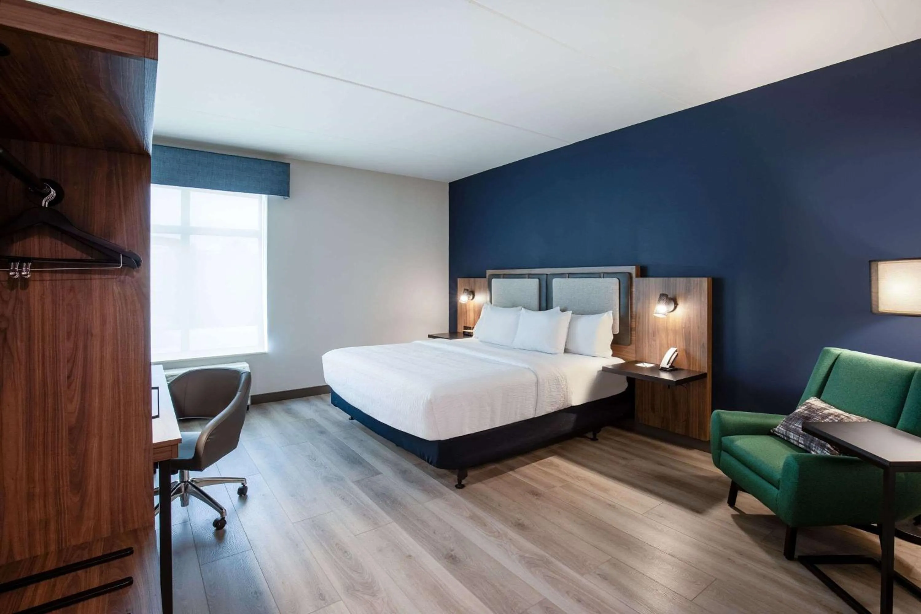 Bed in La Quinta Inn & Suites by Wyndham Chattanooga Downtown/South