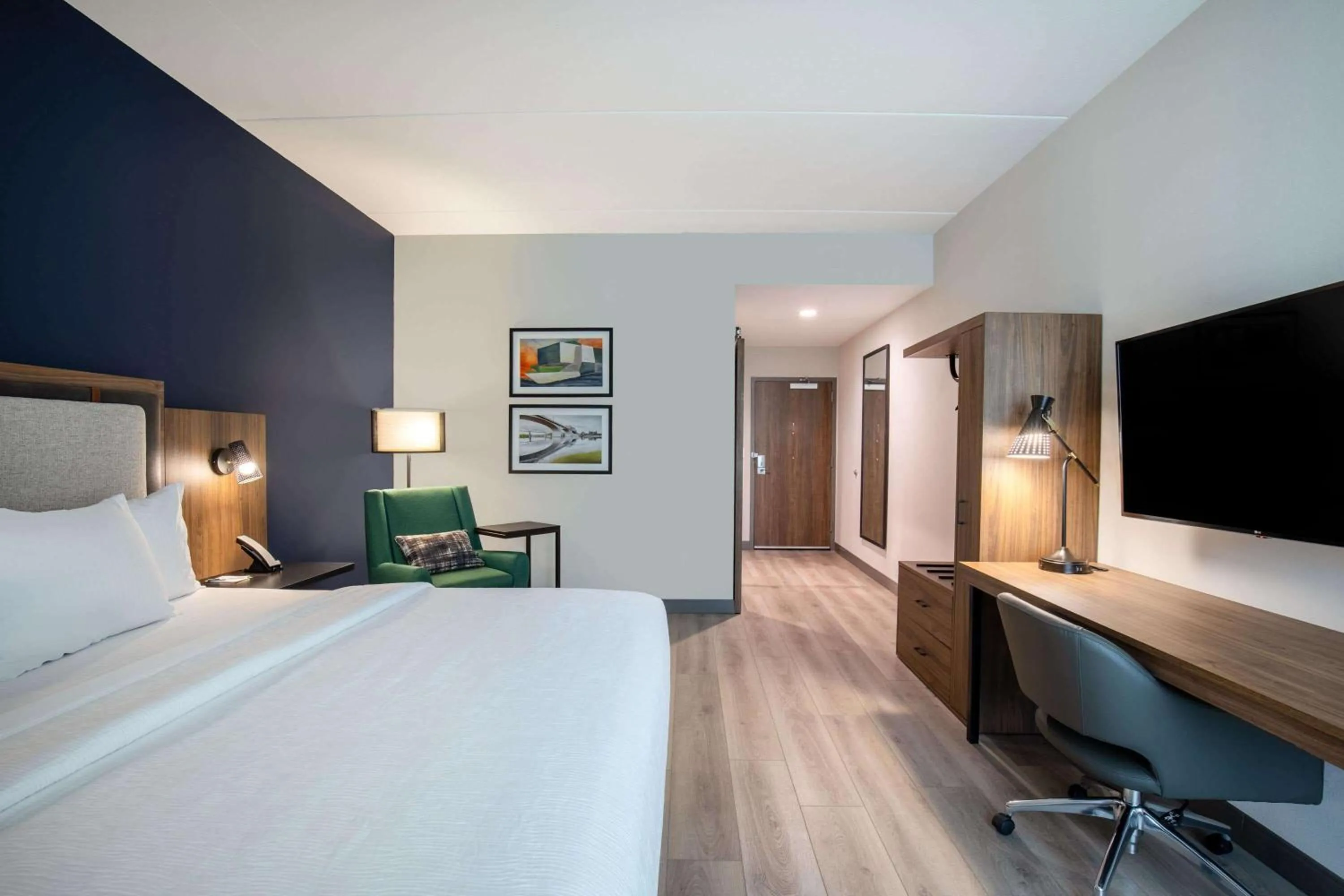 Bed in La Quinta Inn & Suites by Wyndham Chattanooga Downtown/South