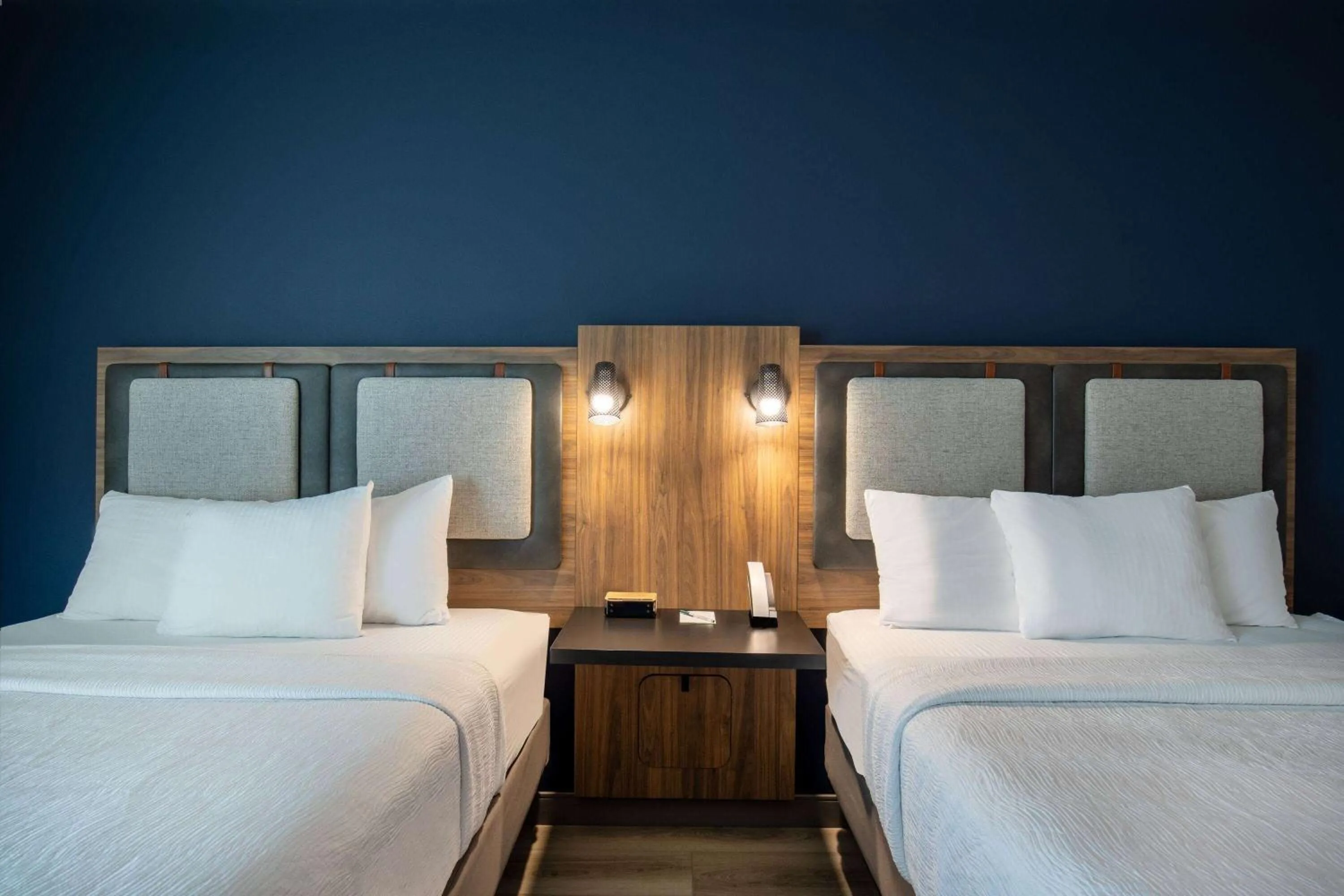 Bed in La Quinta Inn & Suites by Wyndham Chattanooga Downtown/South