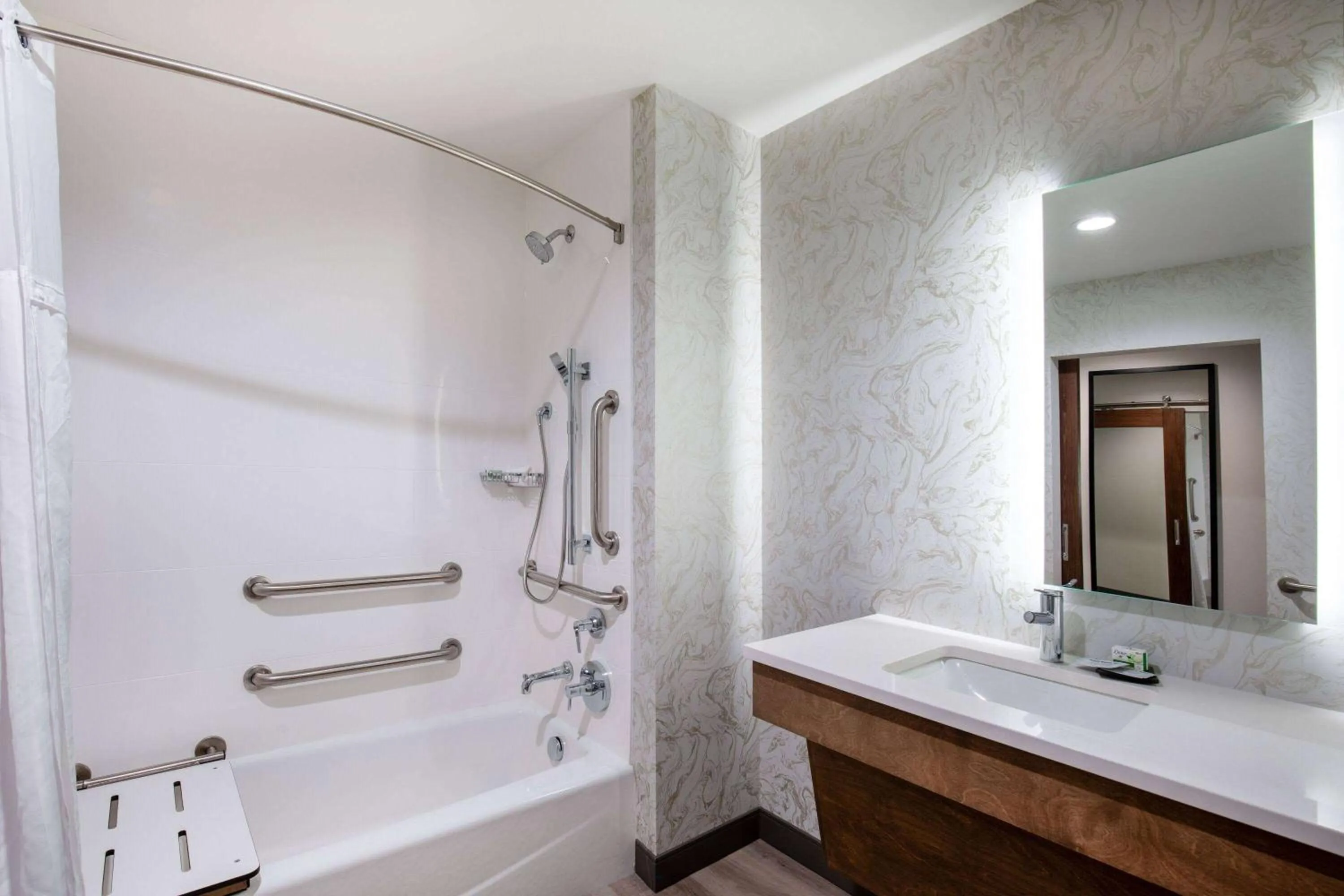 Bathroom in La Quinta Inn & Suites by Wyndham Chattanooga Downtown/South